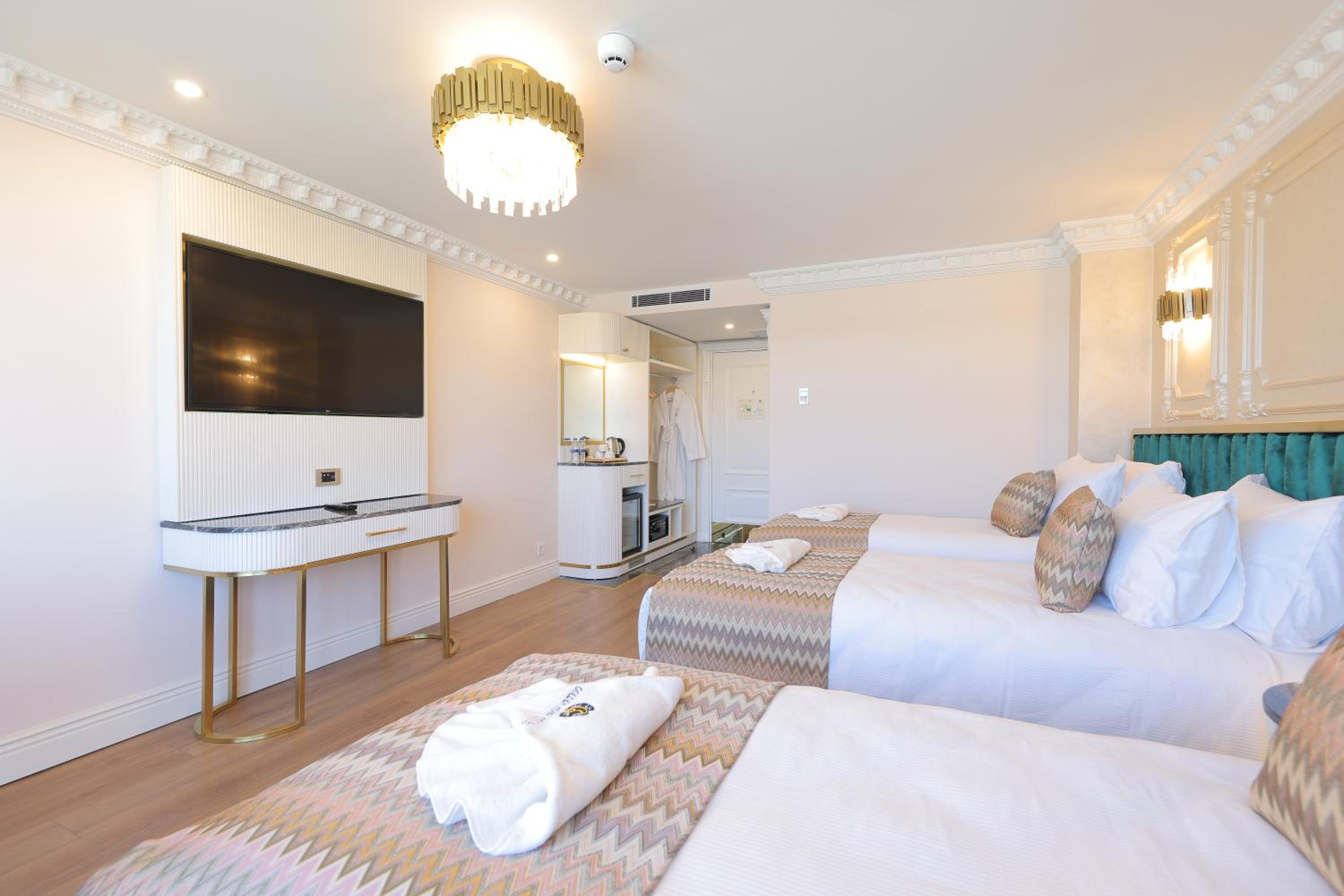 Superior Triple Room photo 2