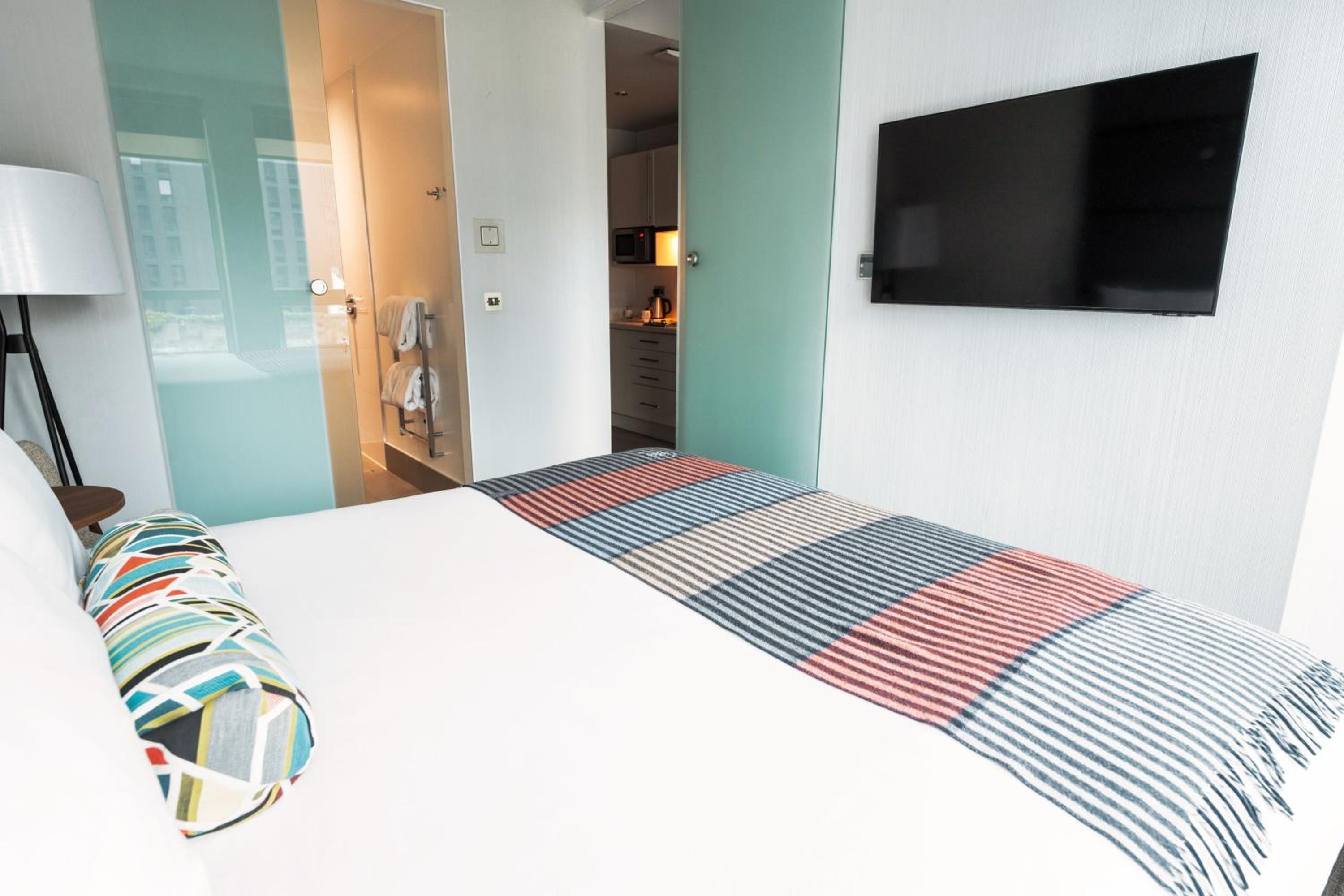 Junior Suite, 1 King Bed, Sofa Bed, Kitchenette - Photo 2