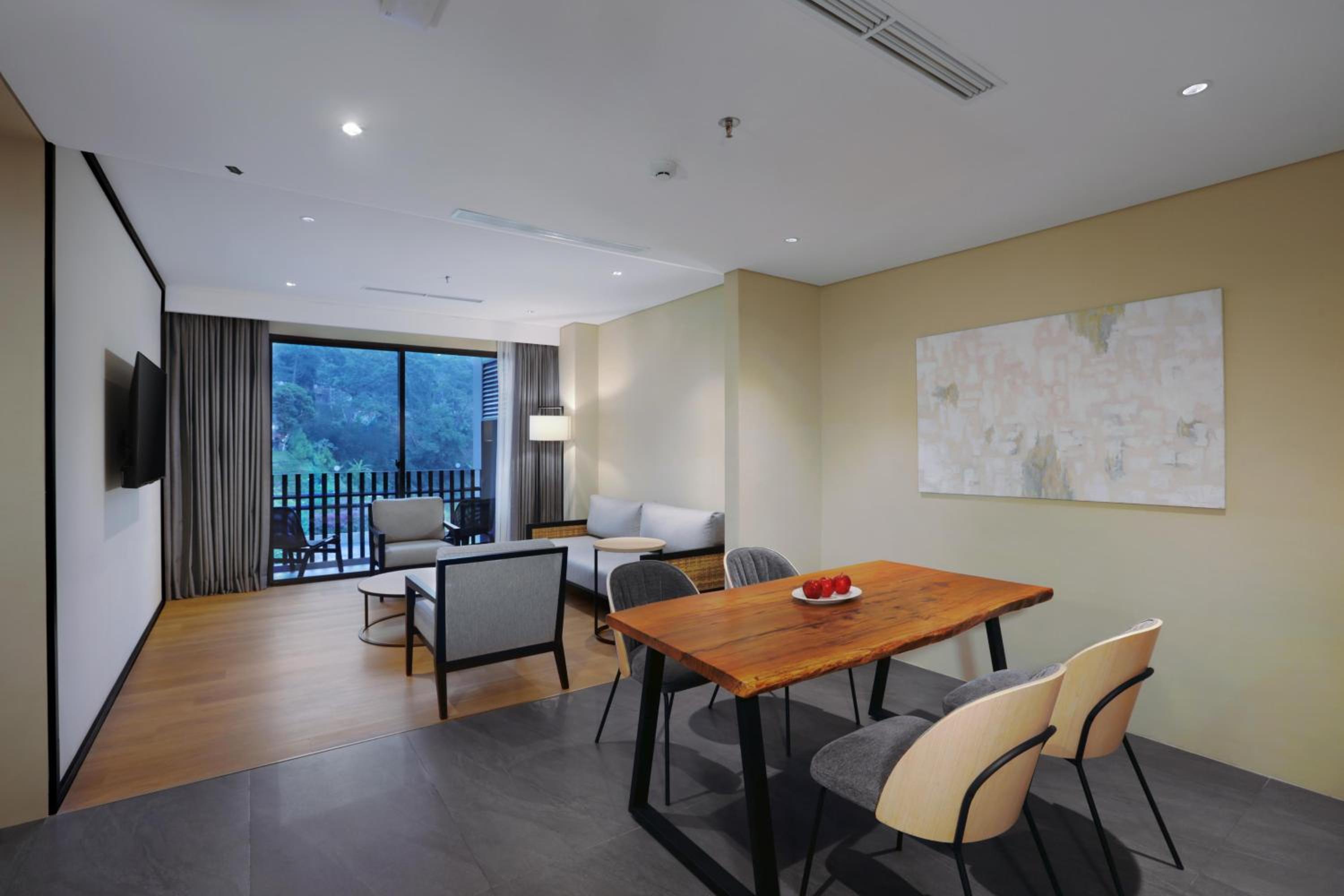 Executive Suite Pool View - Photo 3