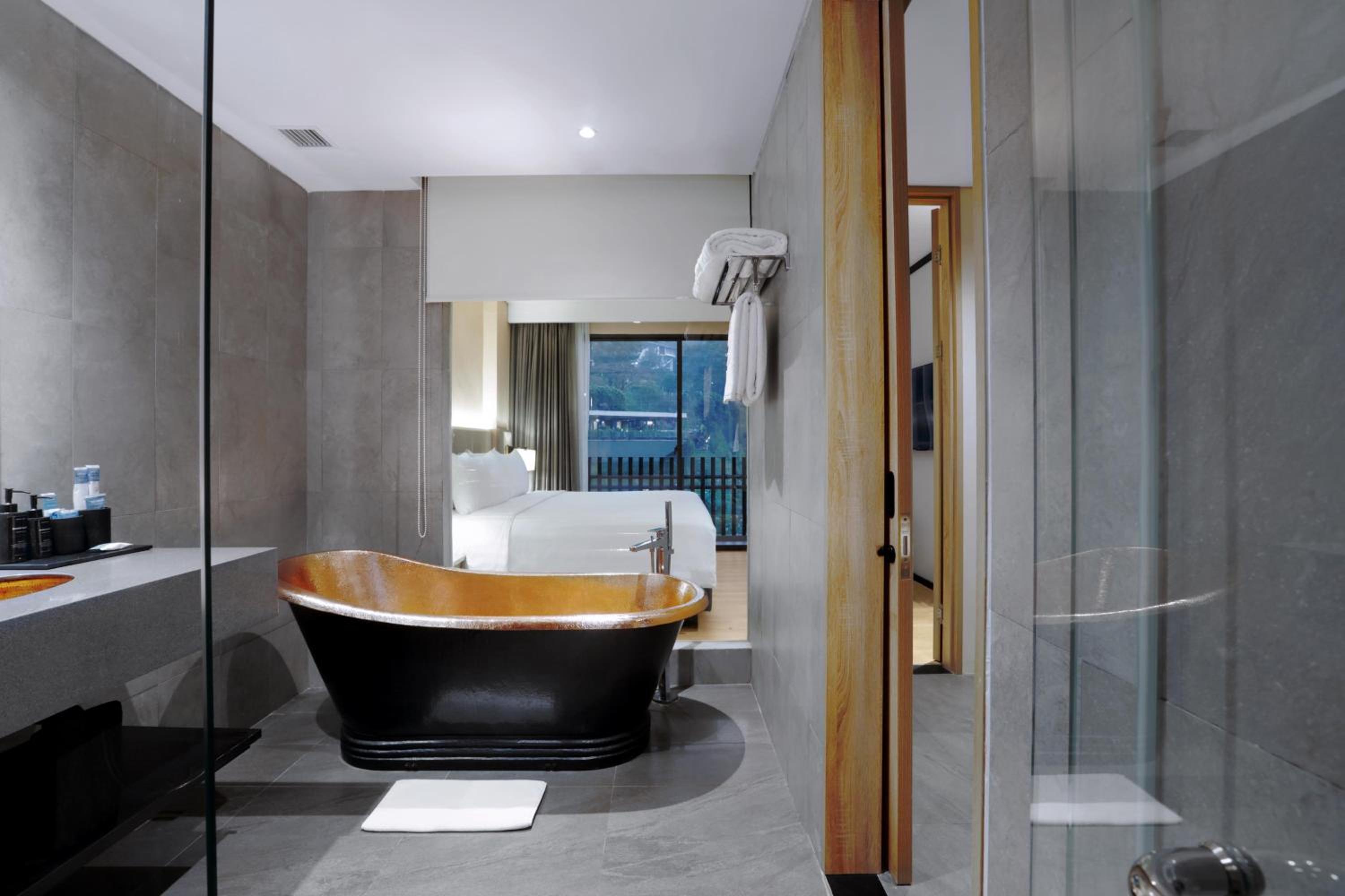 Executive Suite Pool View - Photo 4