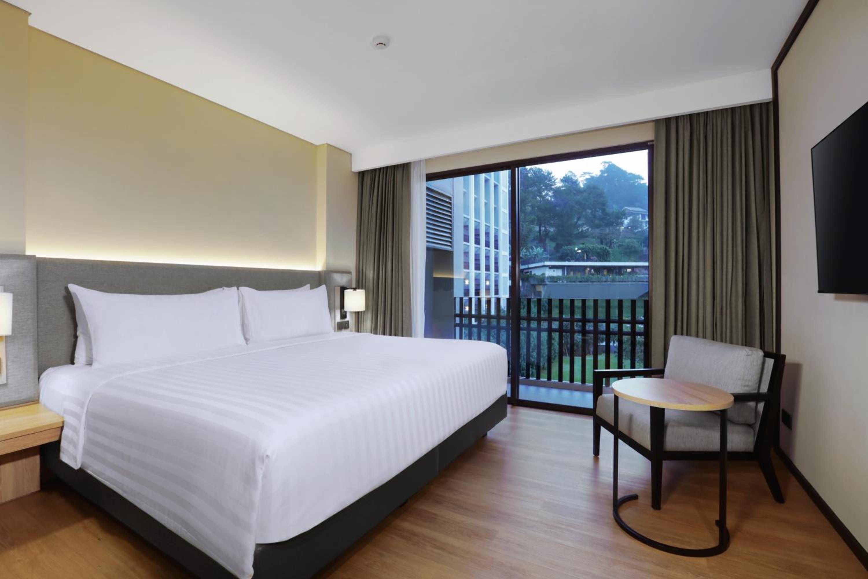 Executive Suite Pool View - Photo 1