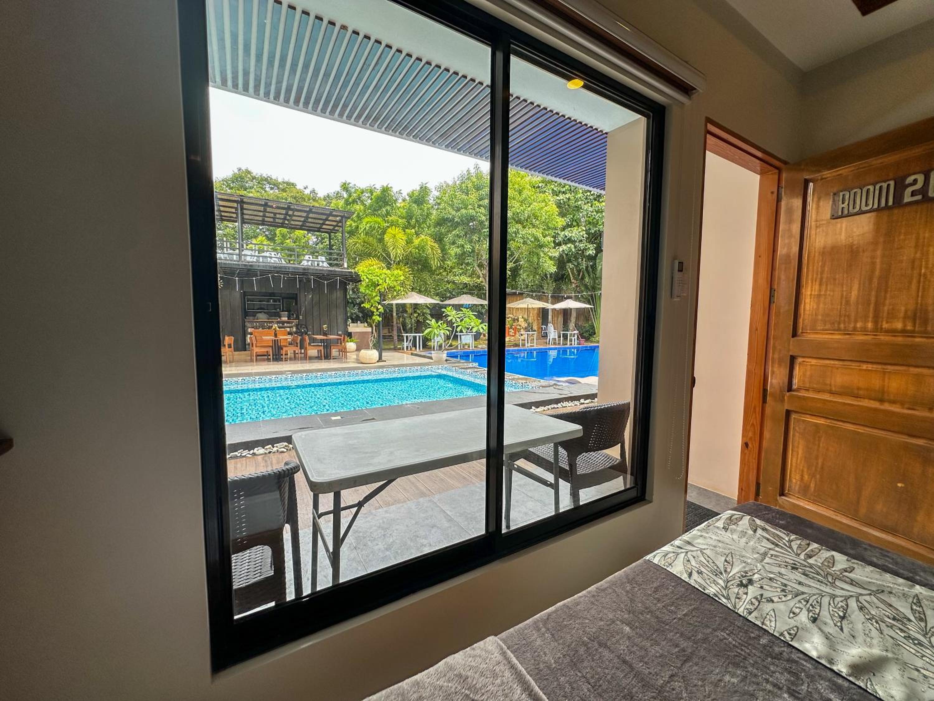 Triple Room with Pool View - Photo 26