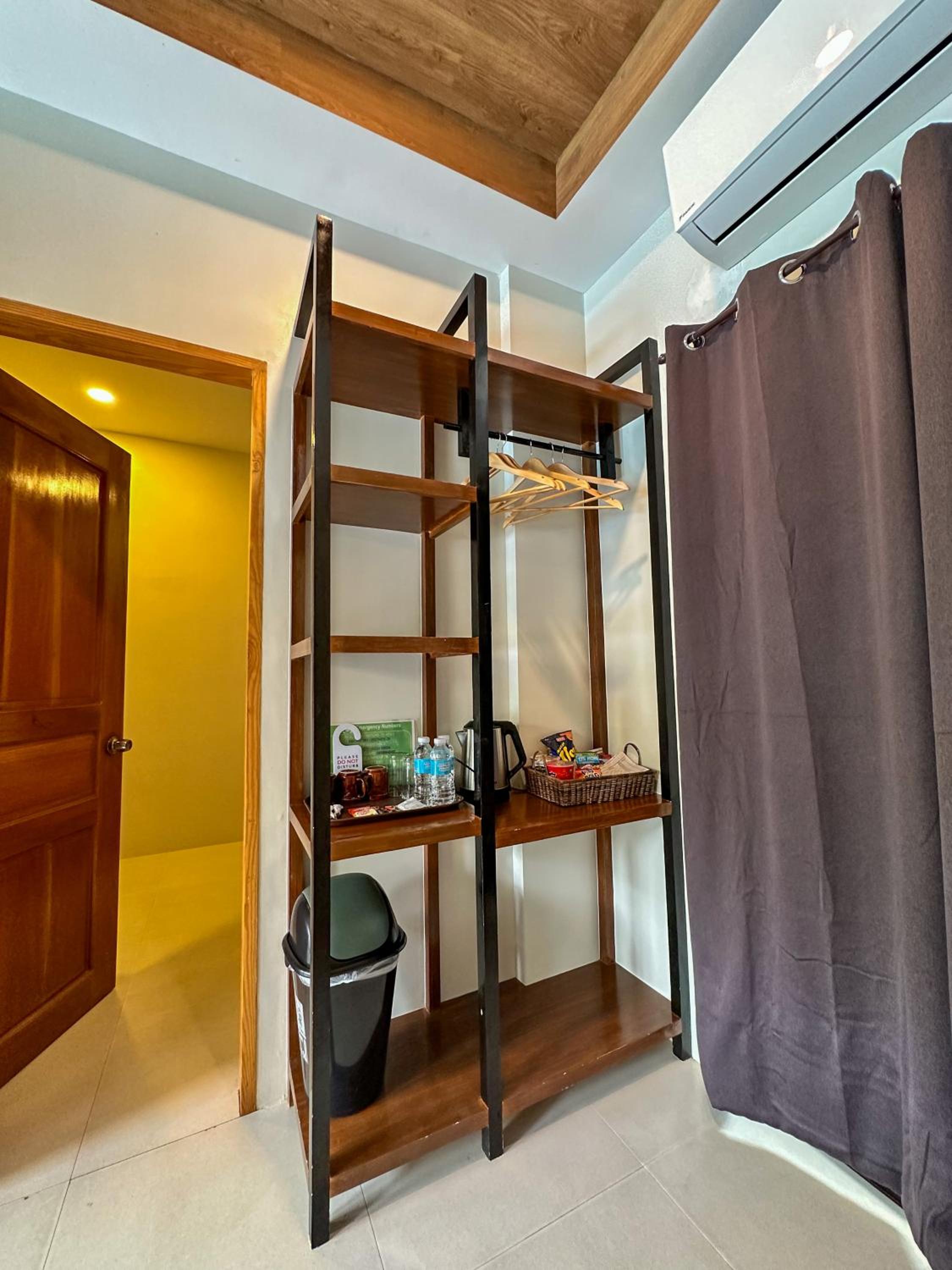 Triple Room with Pool View - Photo 14