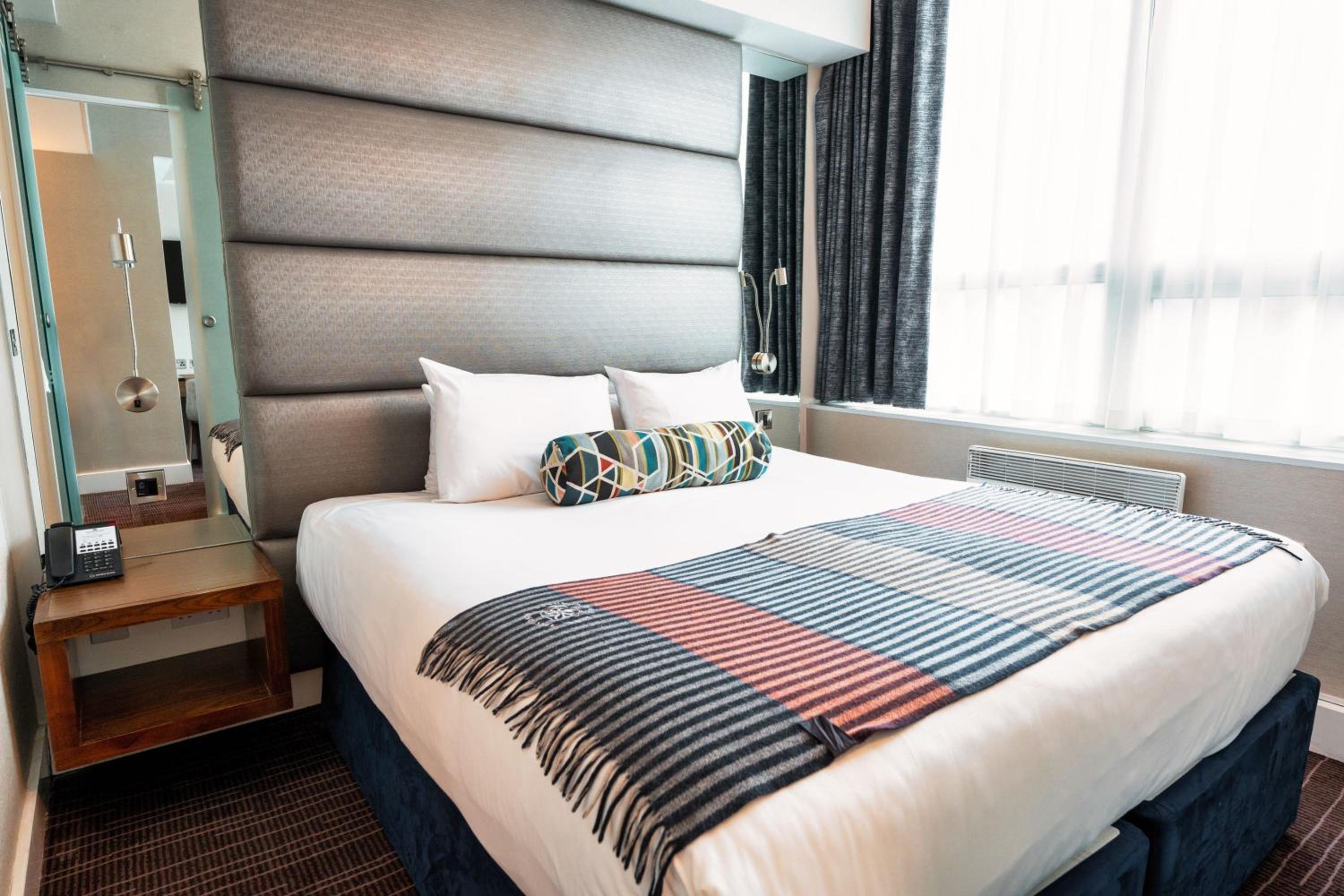 Executive Suite,1 King Bed, Kitchenette, Balcony - Photo 9