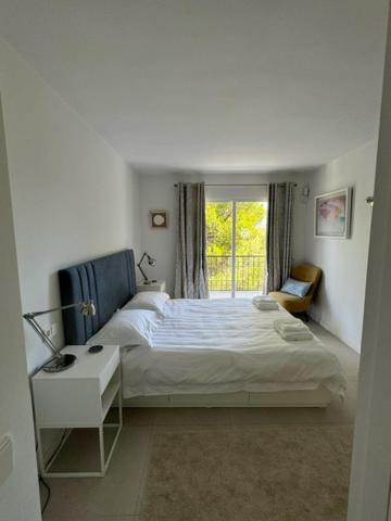 Apartamento Deluxe de Dos Habitaciones con Vista al Jardín