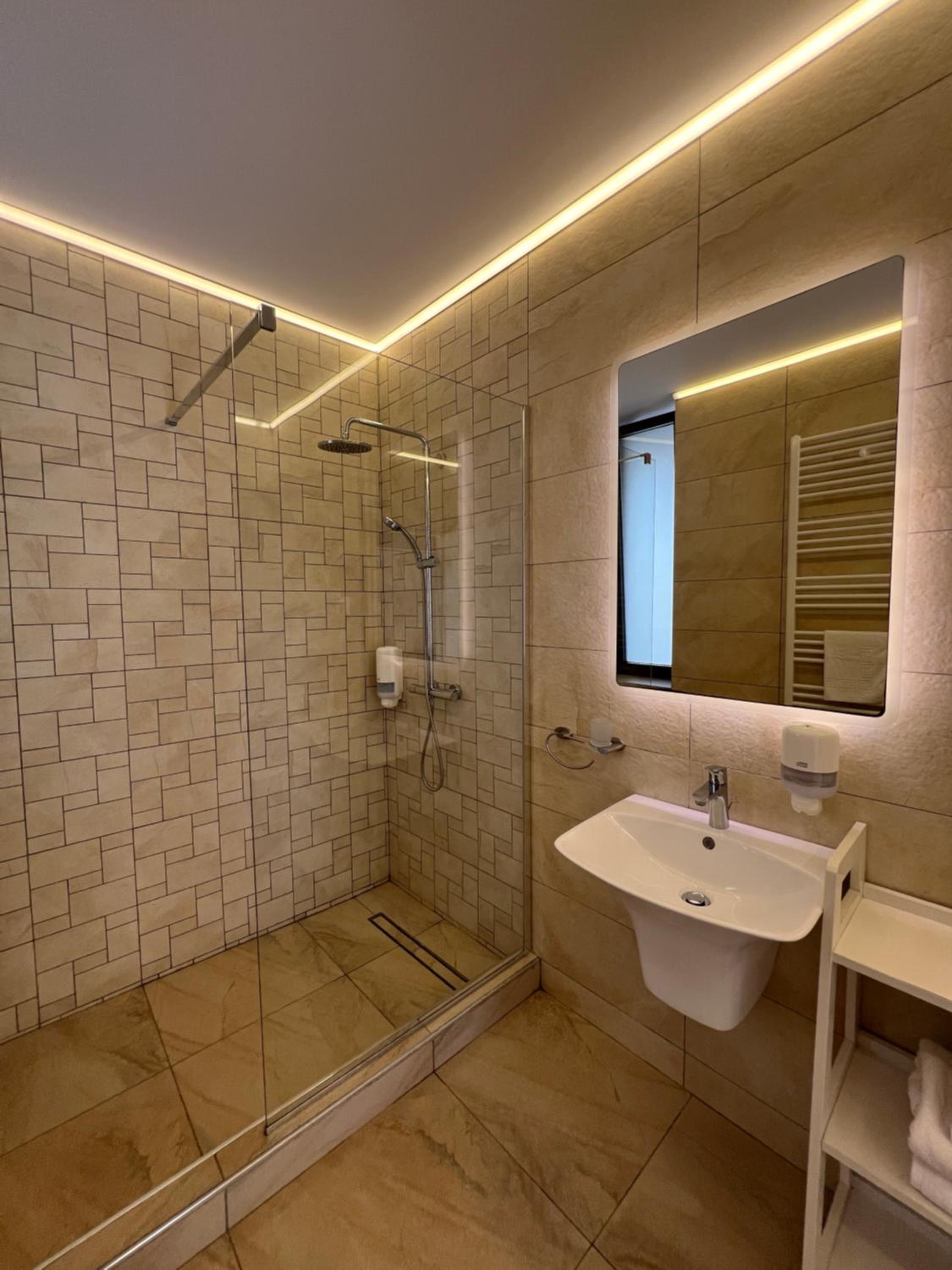 Deluxe Double Room - Photo 10
