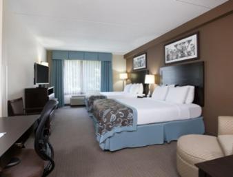 Queen Room with Two Queen Beds- Non-Smoking - Photo 6