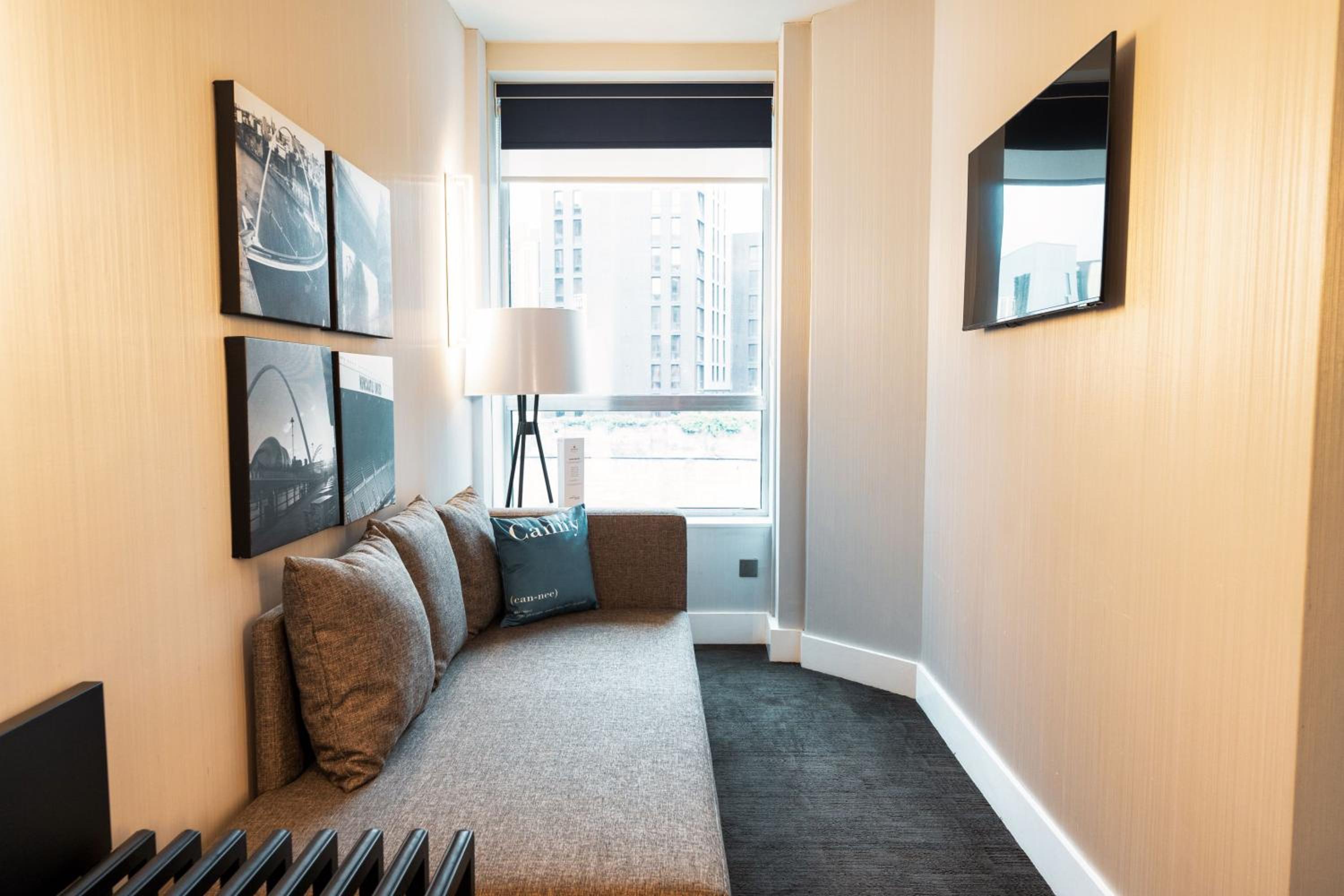 Junior Suite, 1 King Bed, Sofa Bed, Kitchenette - Photo 3
