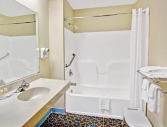 Double Room with Two Double Beds - Mobility Access/Non-Smoking - Photo 2