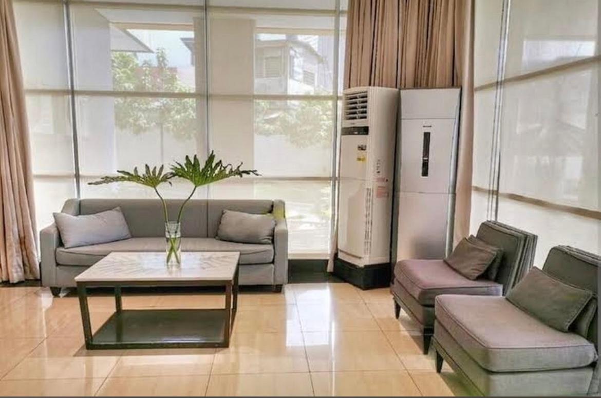 One-Bedroom Apartment With City View
