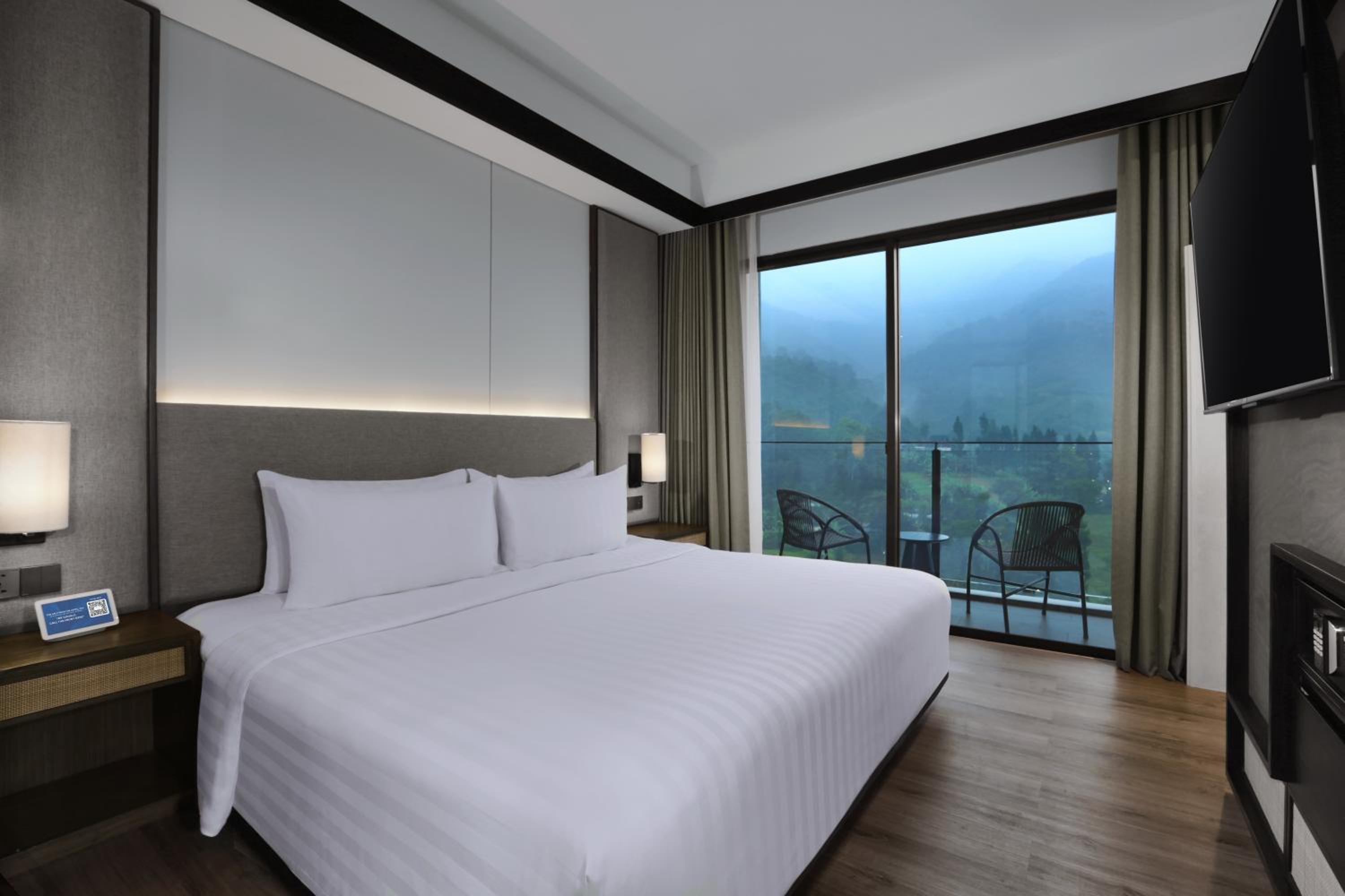 Junior Suite Pool and Mountain View - Photo 1