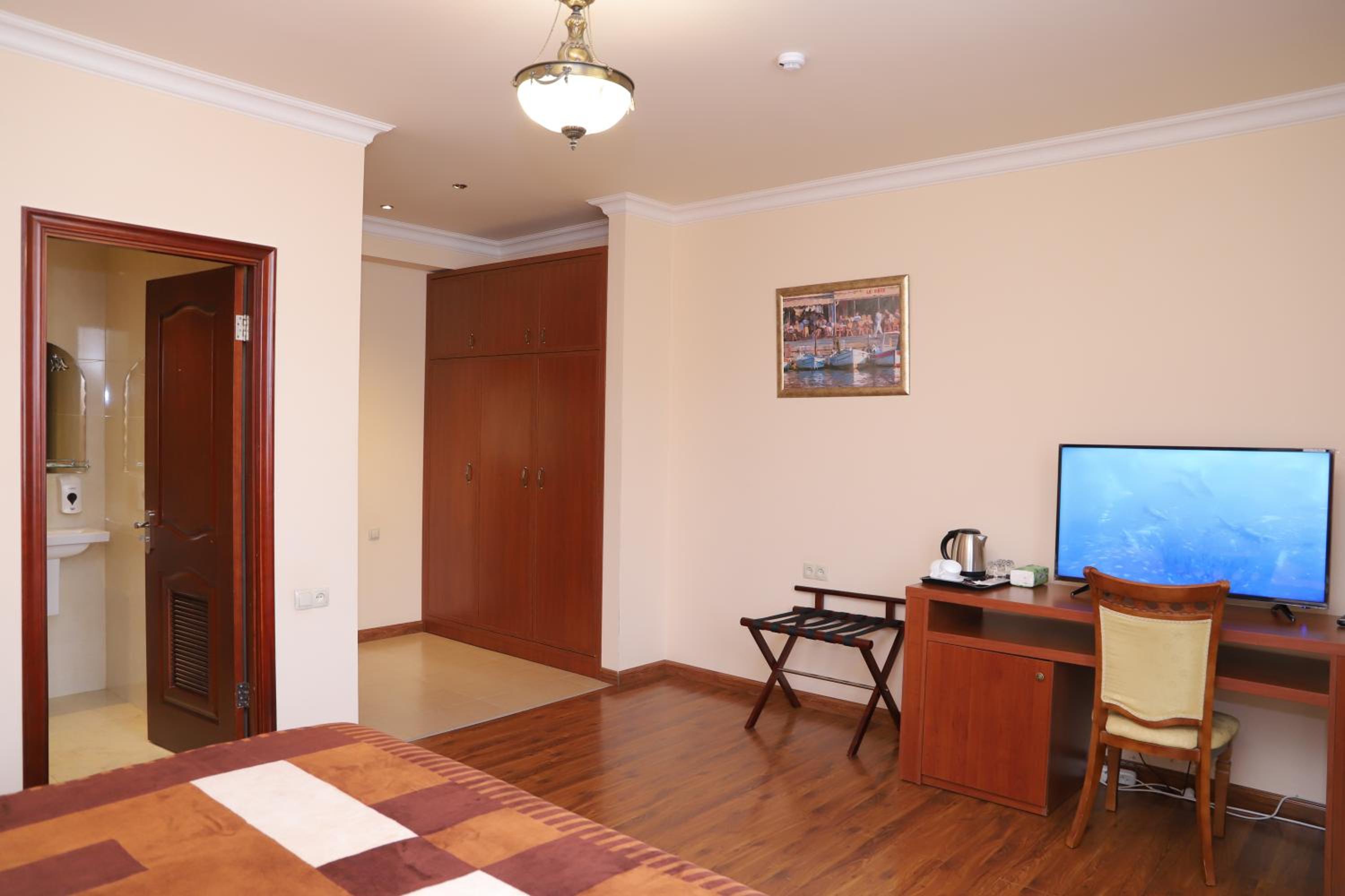 Budget Double Room photo 2