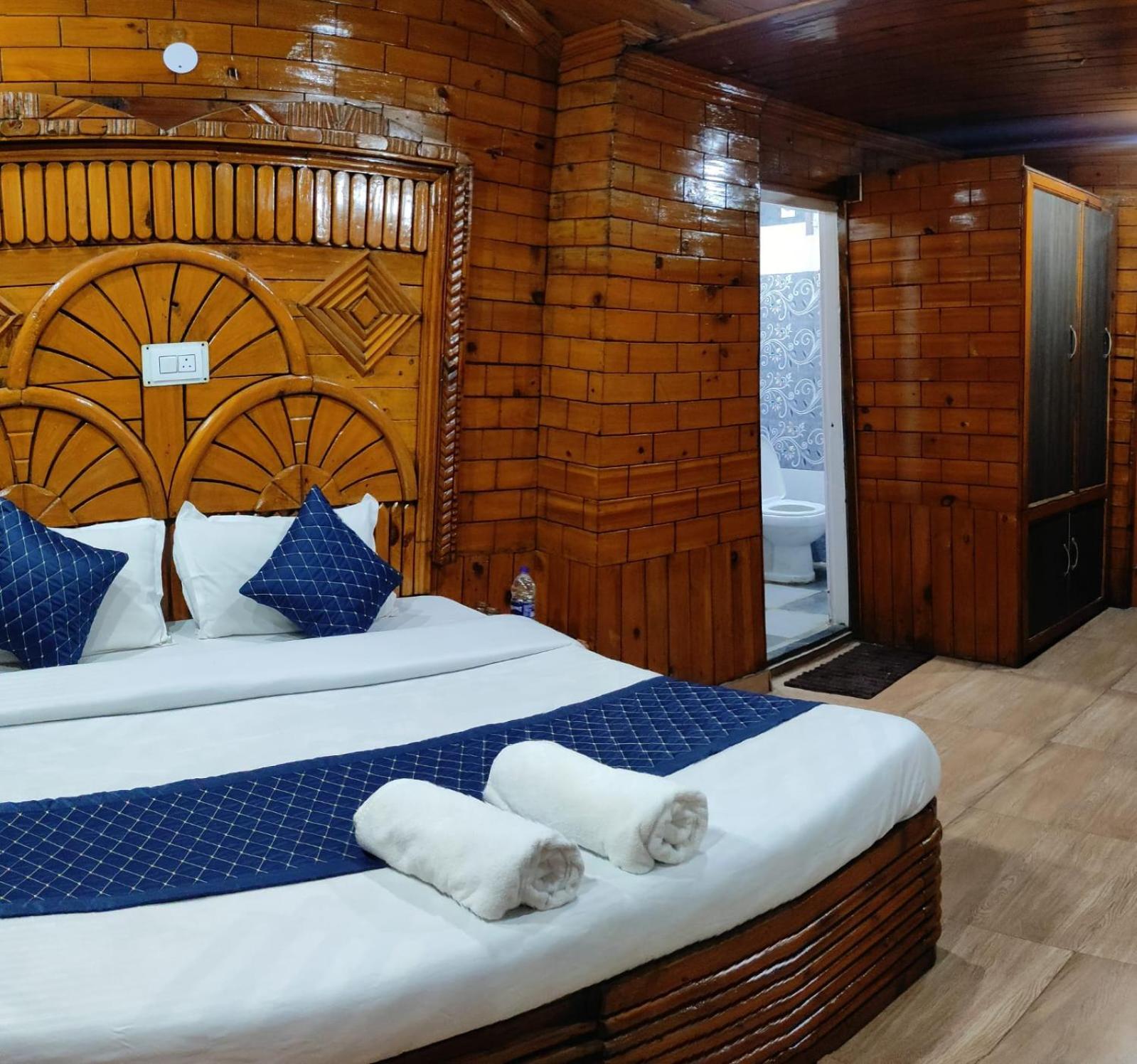 Double Room With Balcony (2 Adults + 1 Child) photo 3