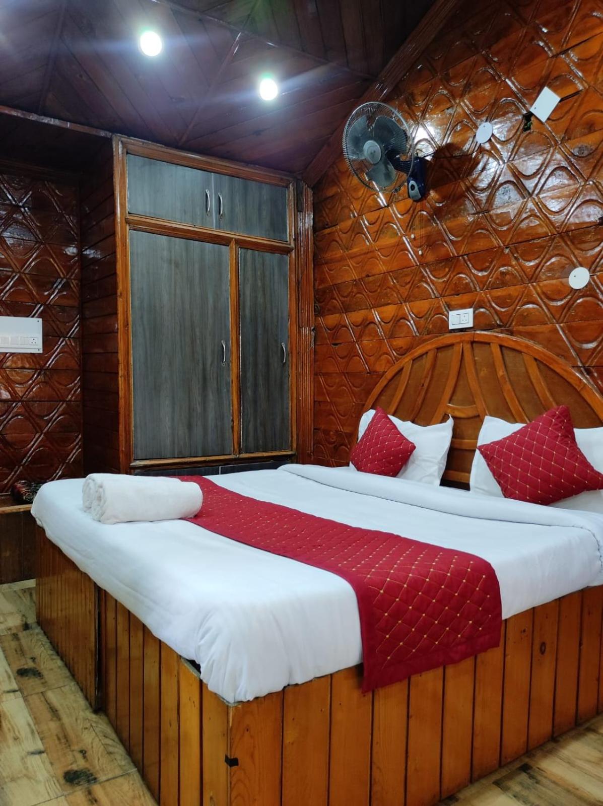 Double Room With Balcony (2 Adults + 1 Child) photo 1