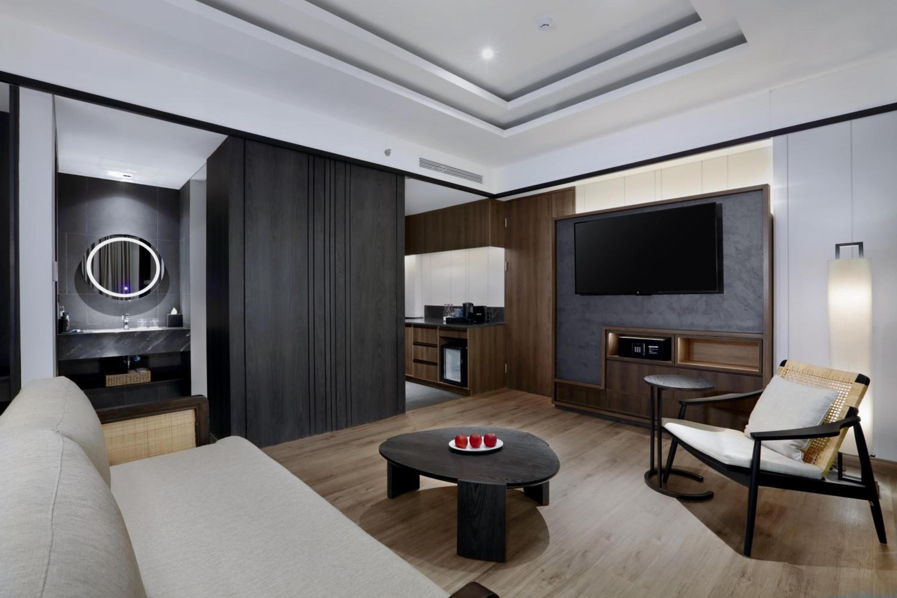 Junior Suite Pool Access - Photo 4