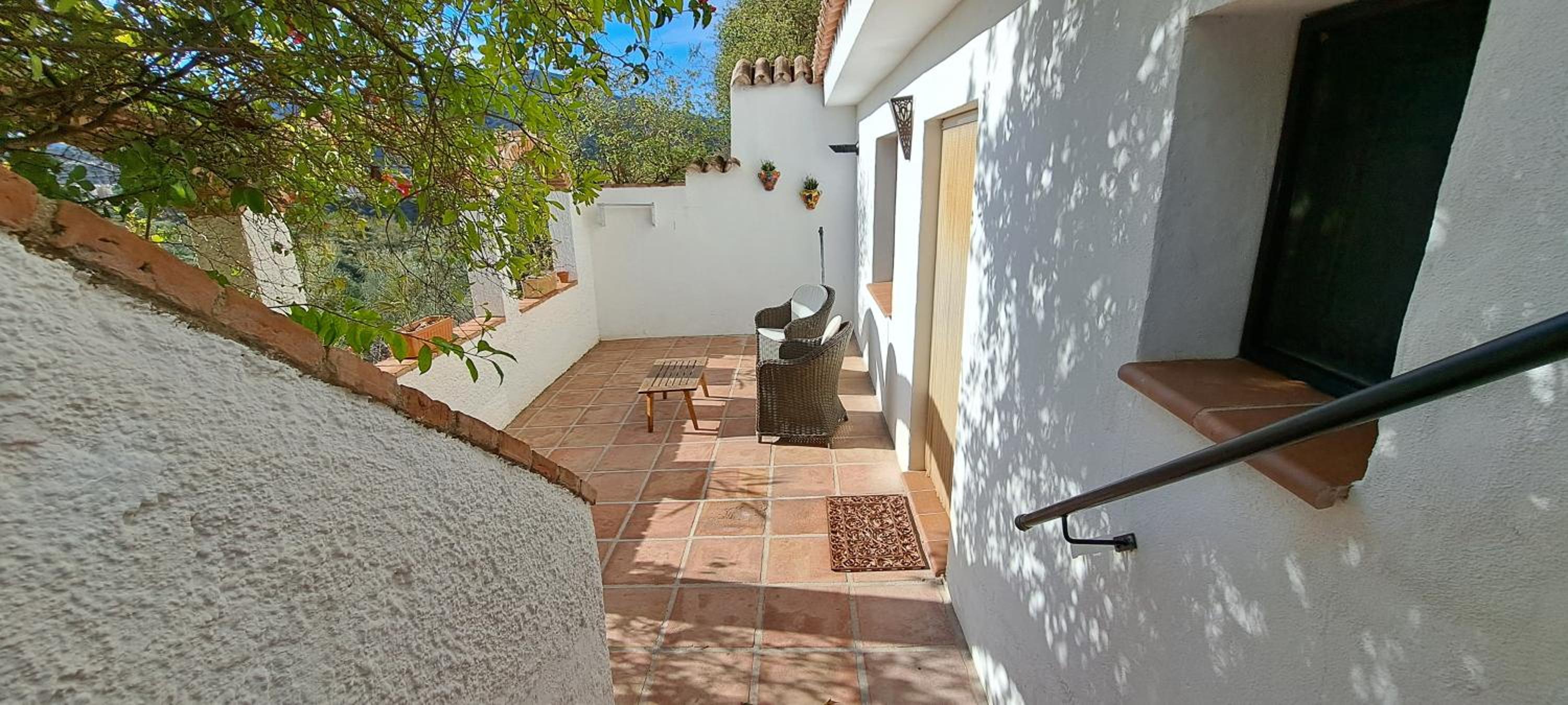 Double or Twin Room with Private Bathroom photo 2