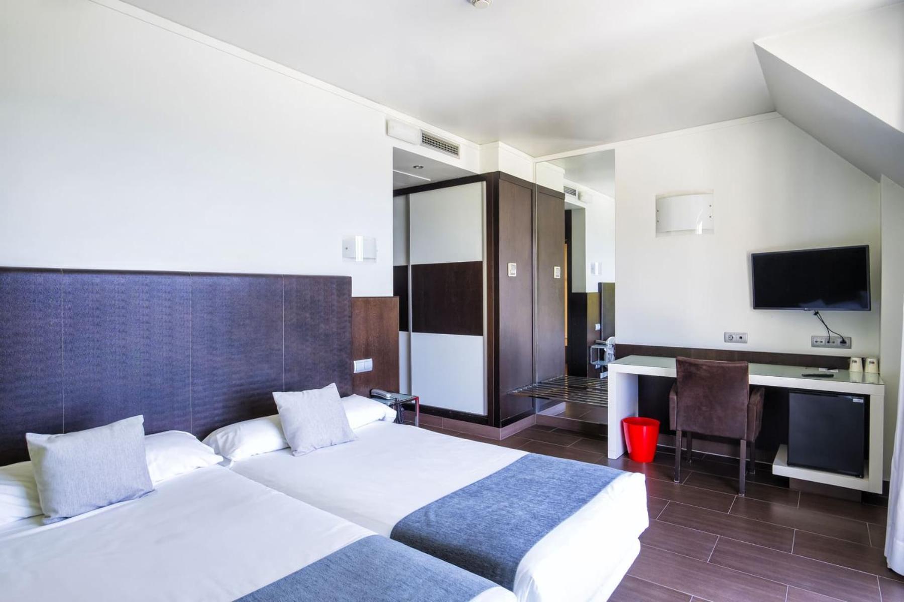 Superior Double or Twin Room with Sea View - Photo 10