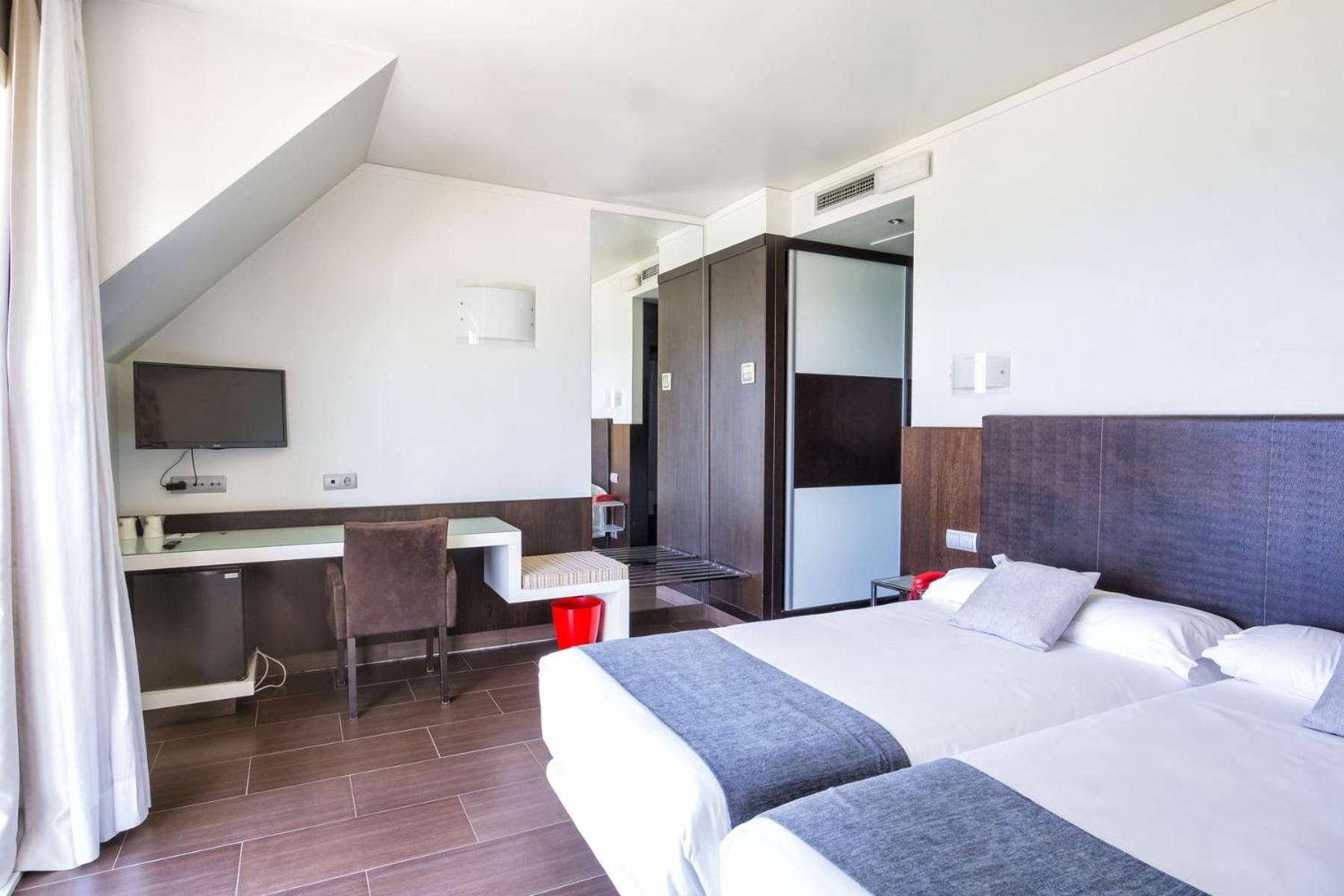 Standard Double or Twin Room - Photo 7