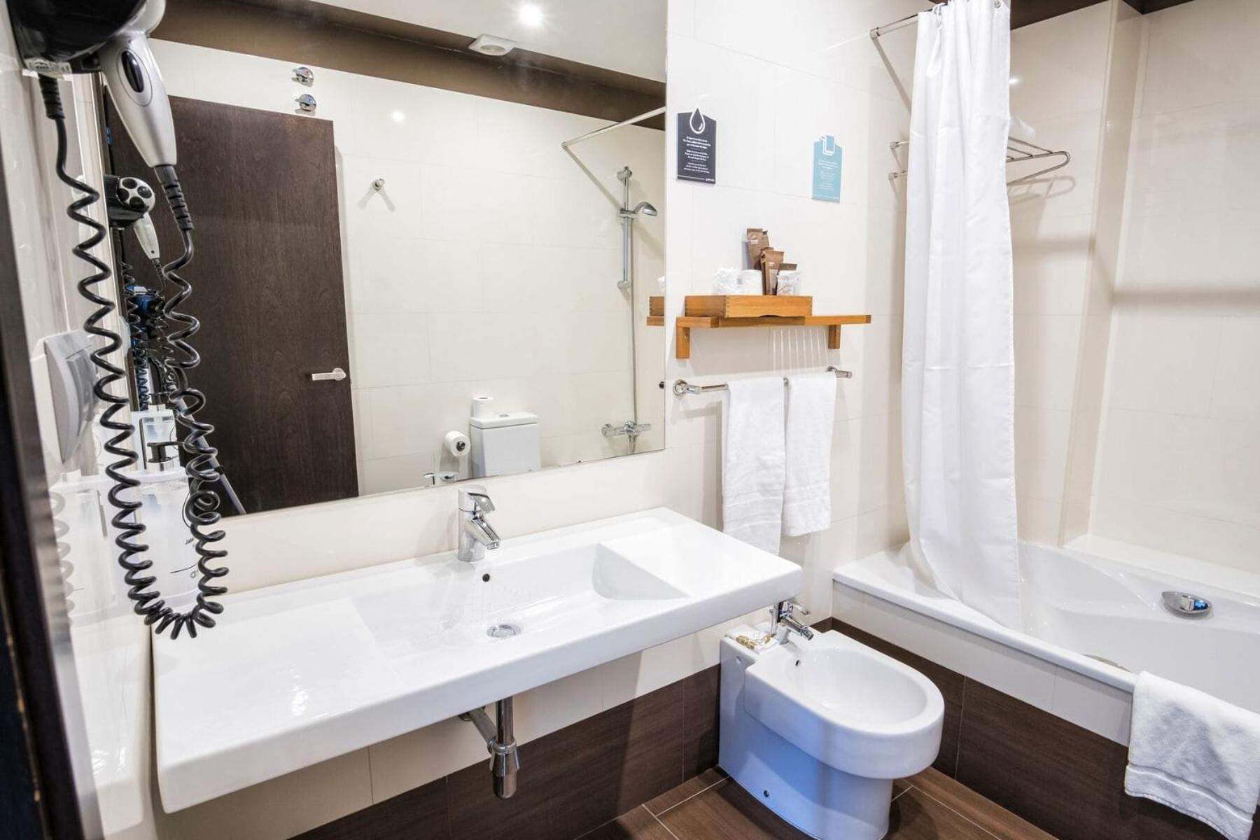 Standard Double or Twin Room - Photo 8