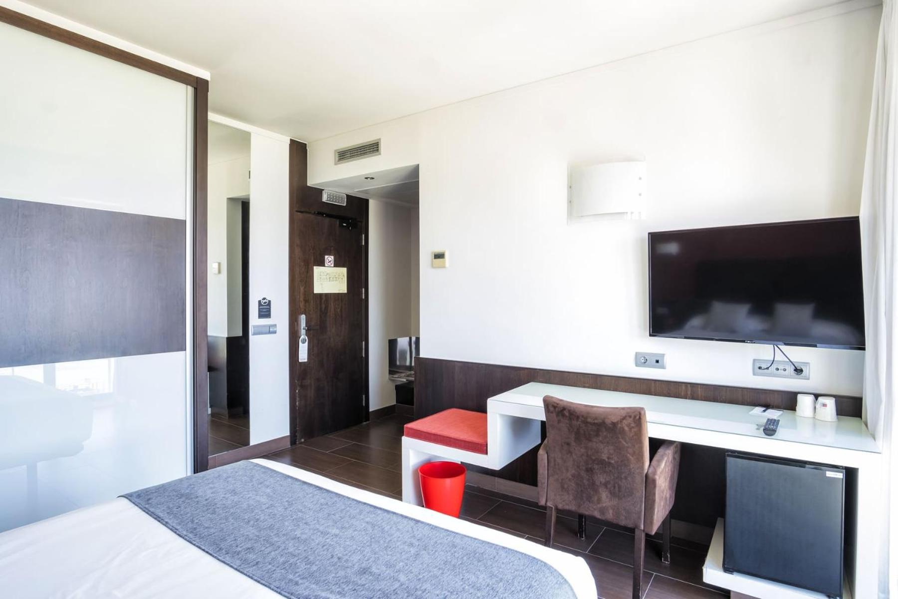 Standard Double or Twin Room - Photo 9