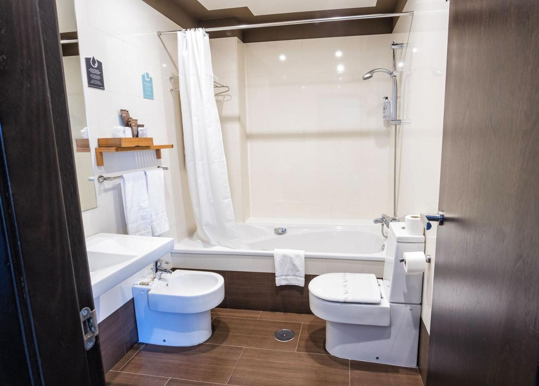 Standard Double or Twin Room - Photo 6