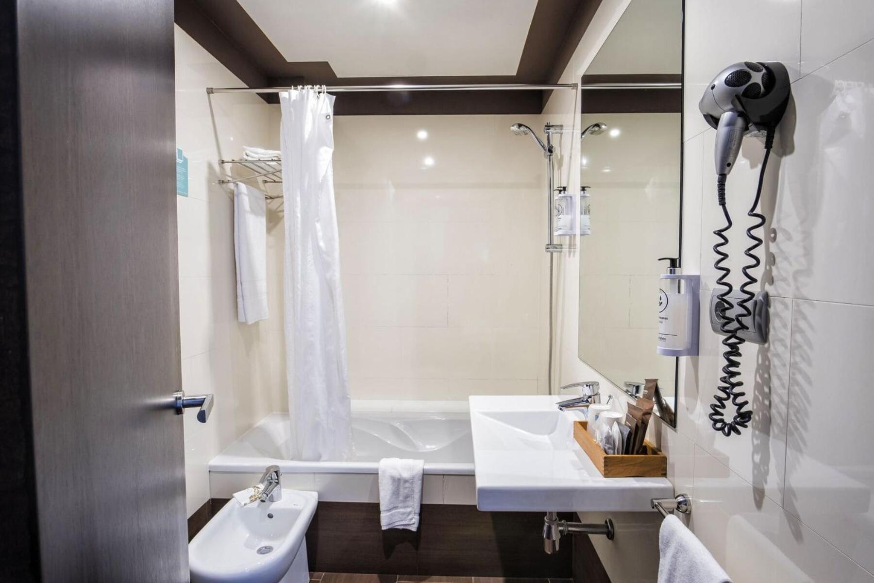 Standard Double or Twin Room - Photo 14