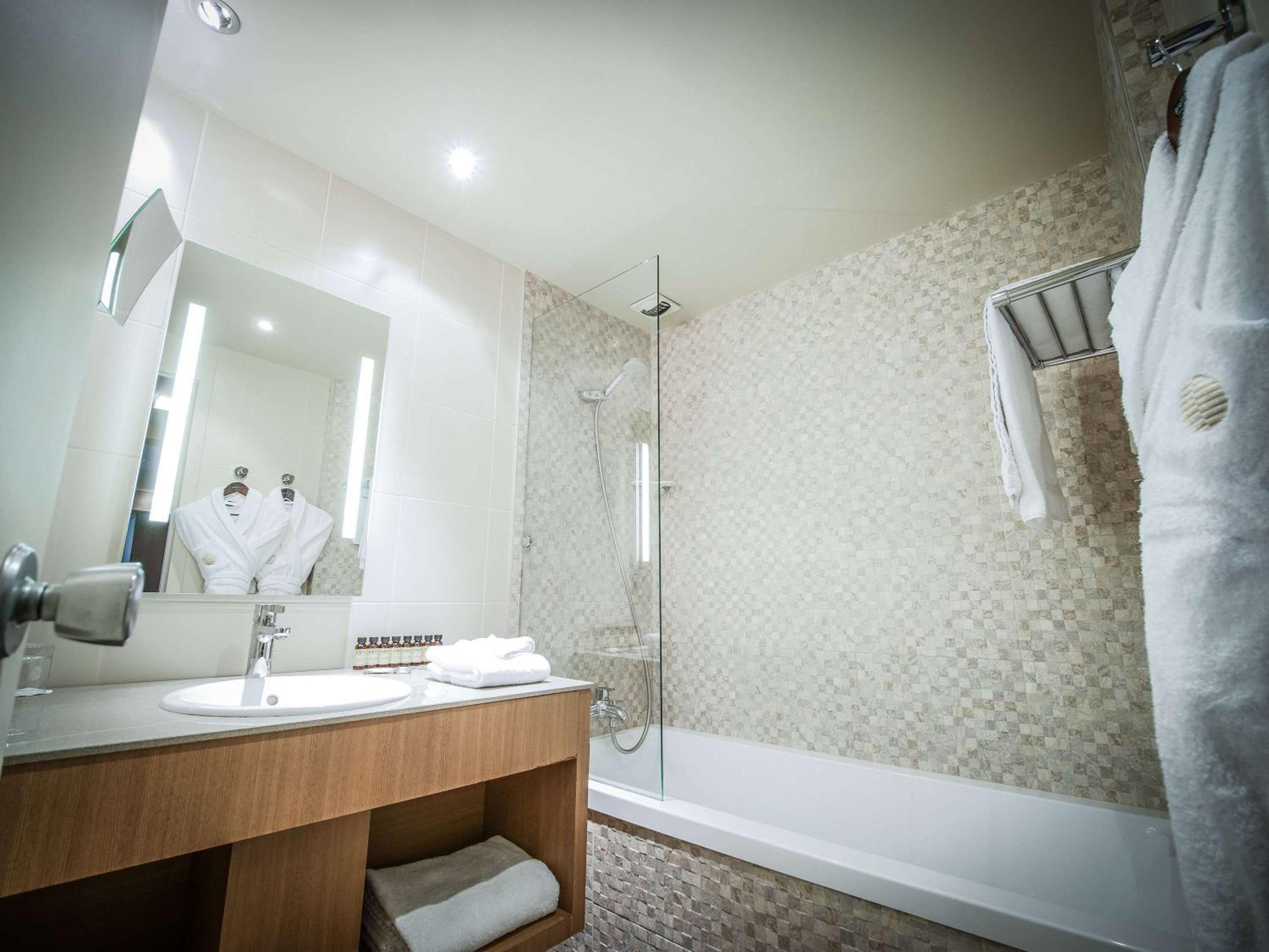 Deluxe Double Room with Lake View - Photo 8