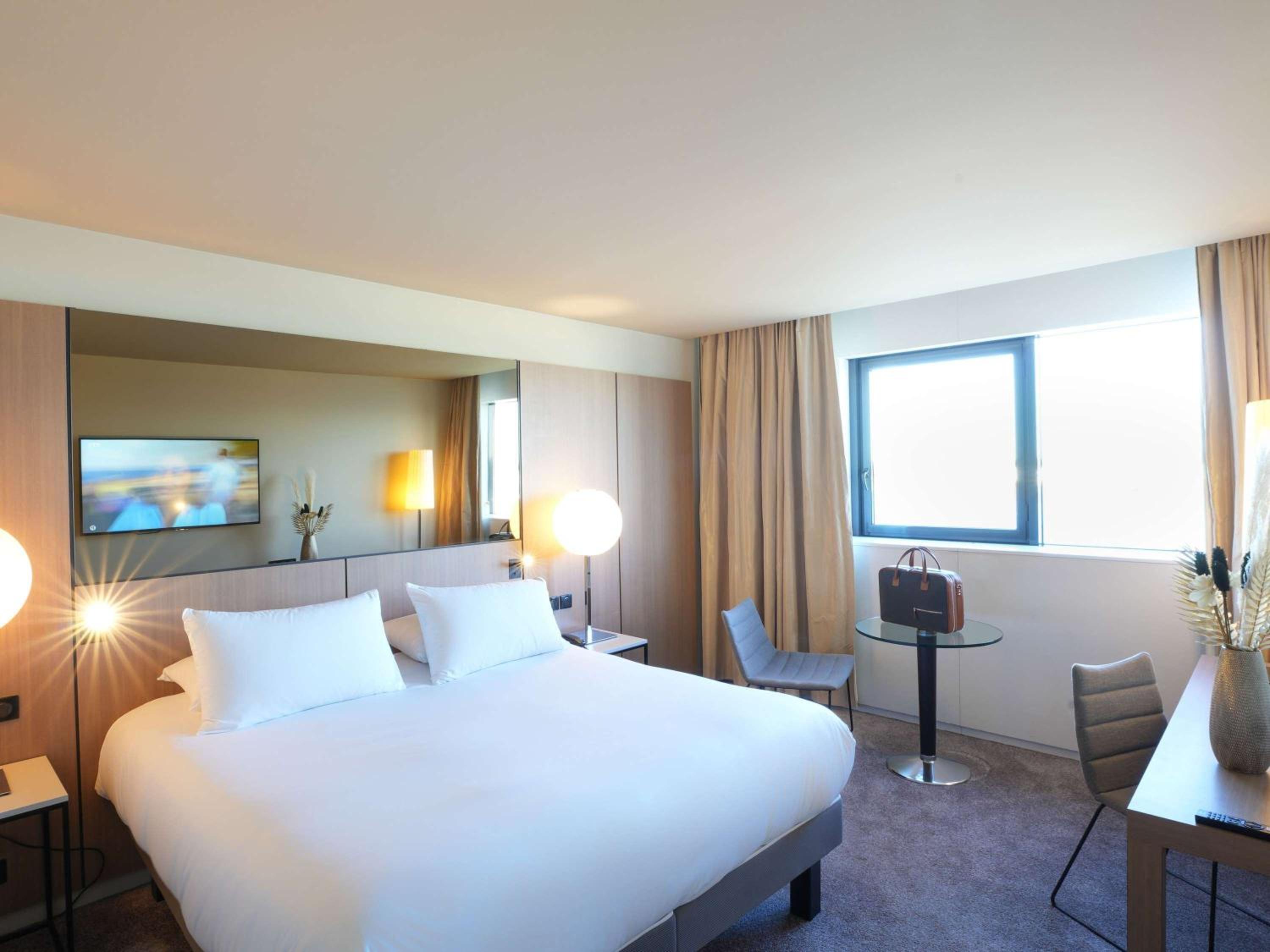Deluxe Double Room with Lake View - Photo 2