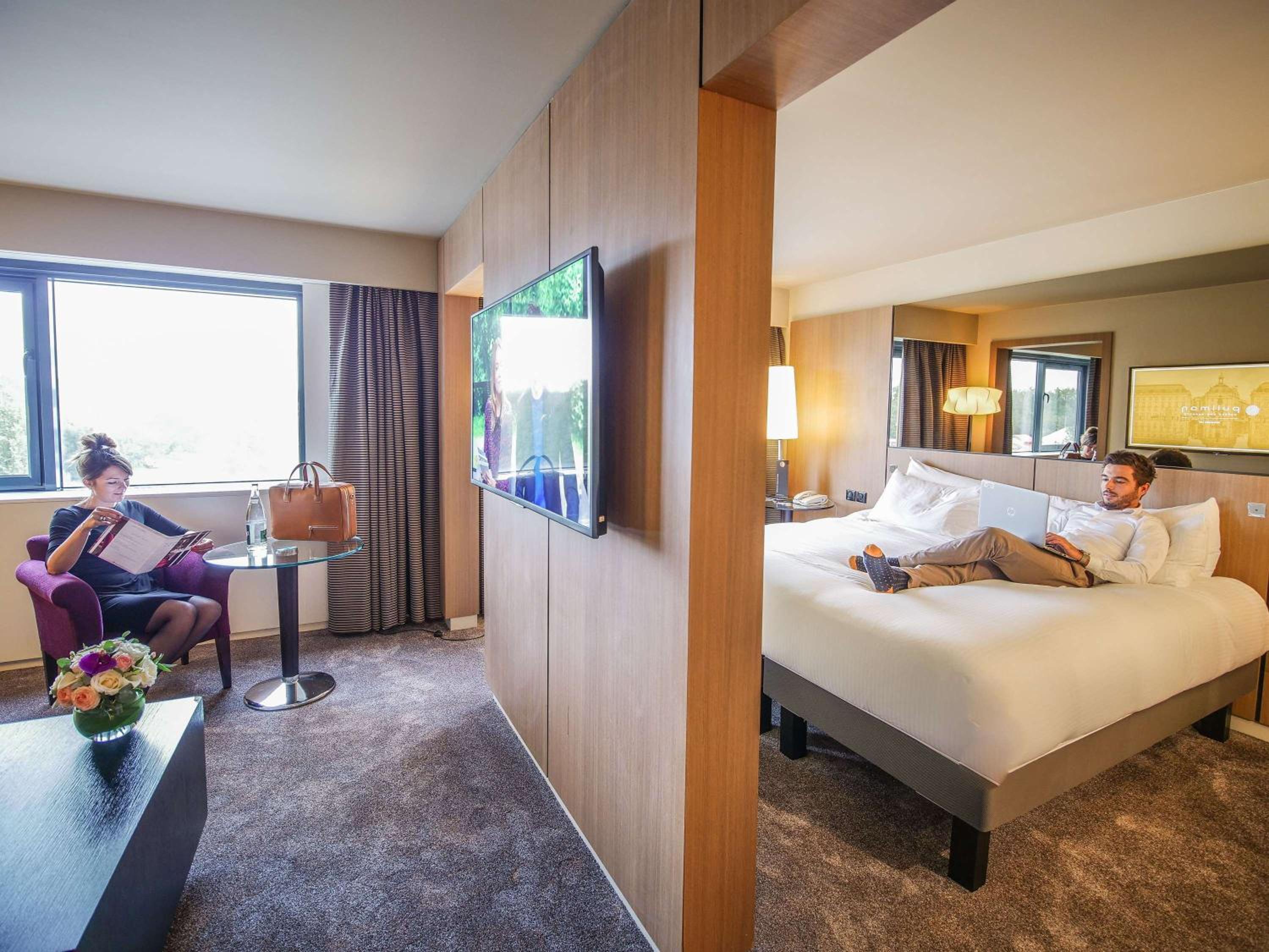 Junior King Suite with Lounge - Photo 8