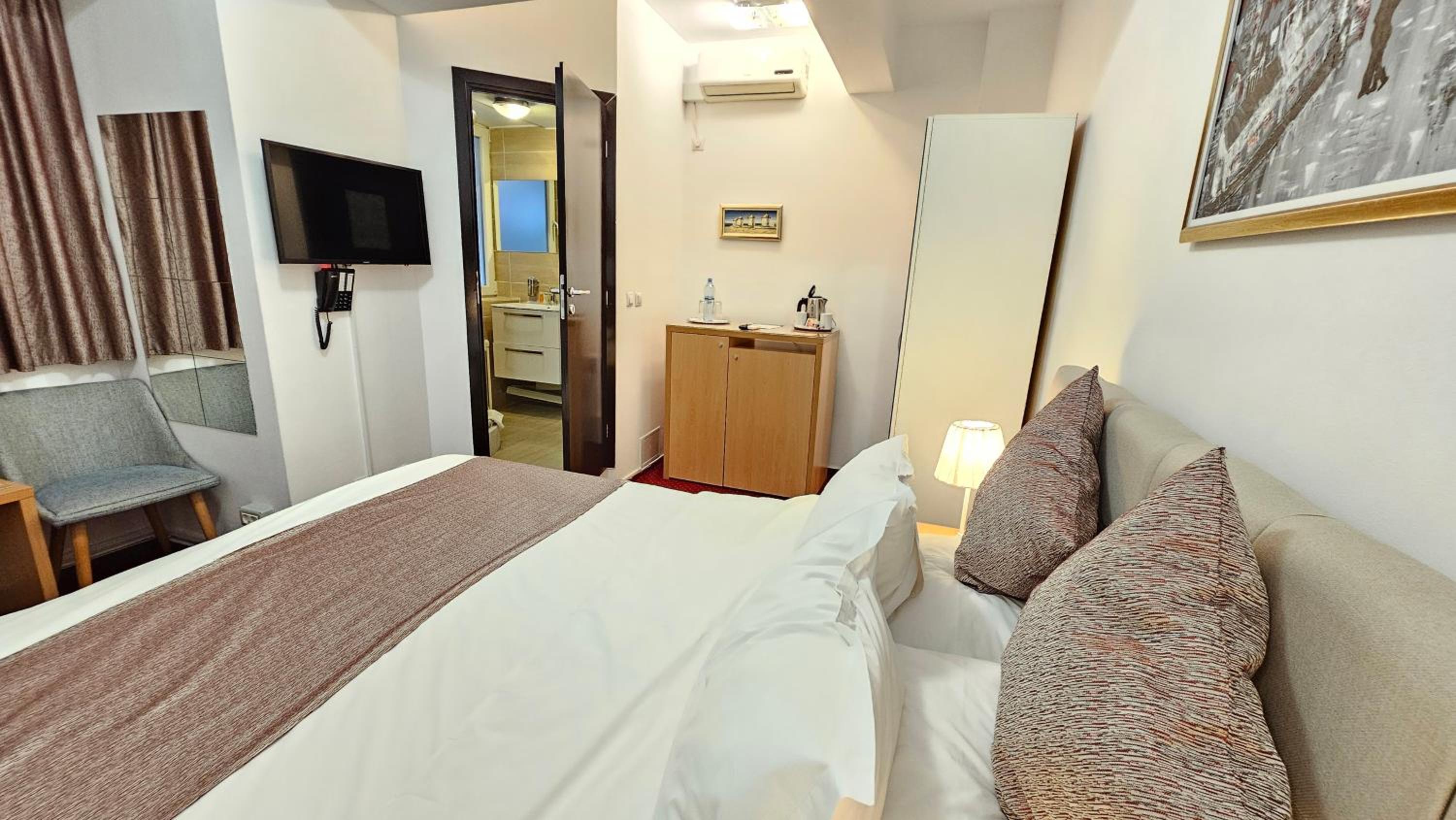 מלון בוקור אקומודיישן בוקרשט — Budget Double Room