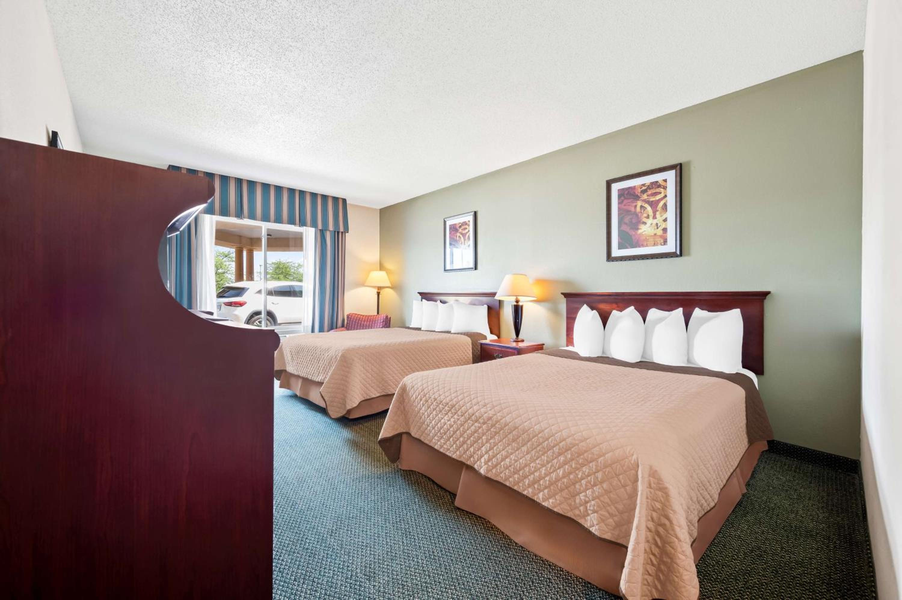 Queen Room With Two Queen Beds - Non-Smoking photo 1