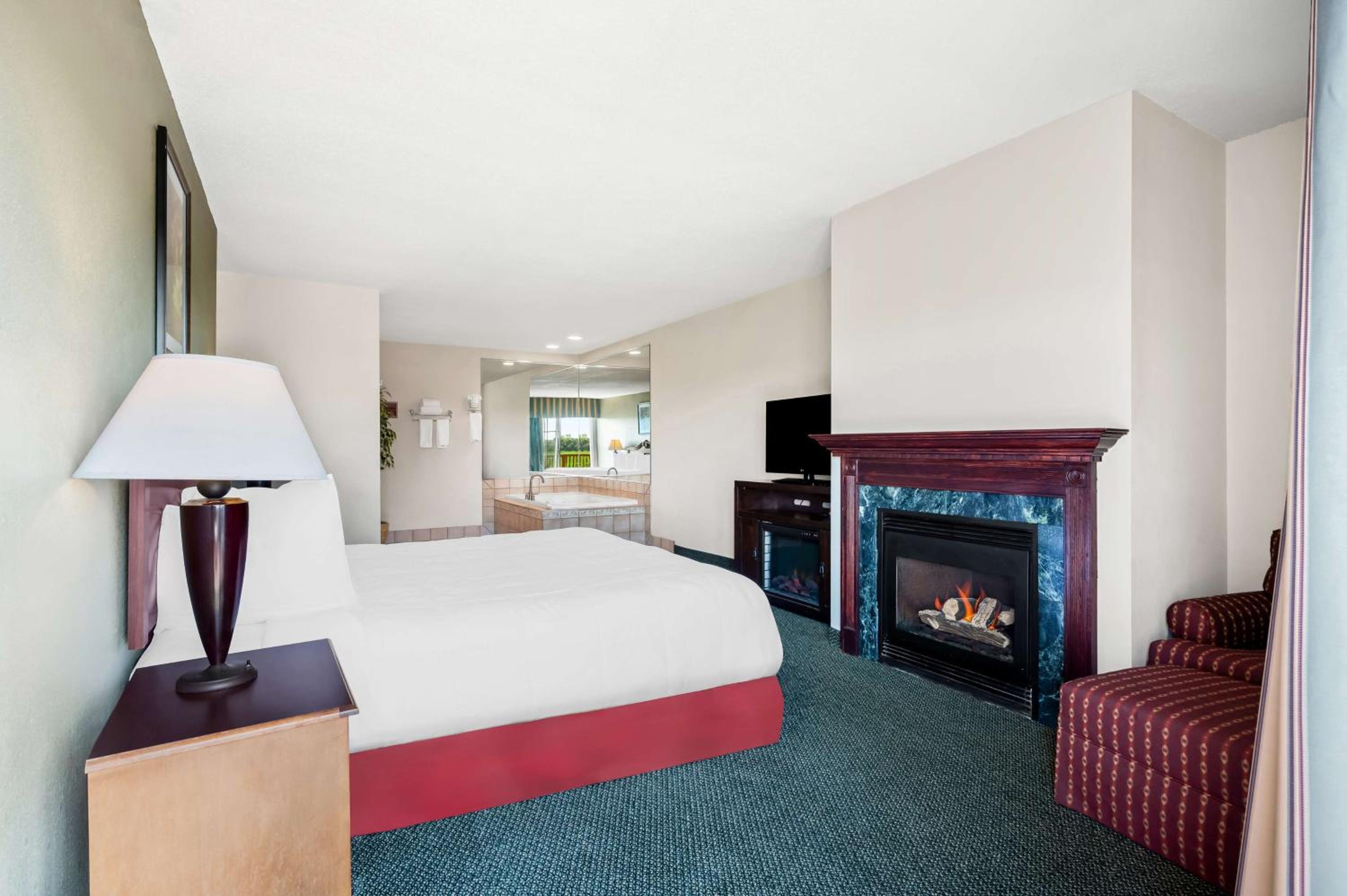 Junior King Suite with Sofa Bed - Non-Smoking photo 2