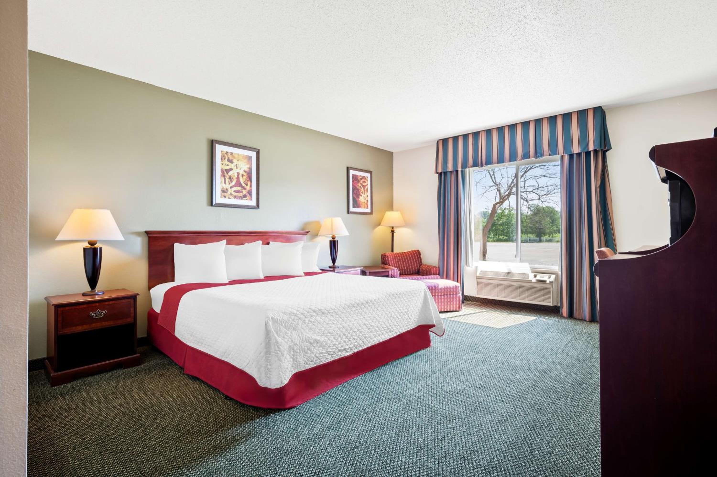 King Room with Roll-in Shower - Disability Access/Non-Smoking photo 1