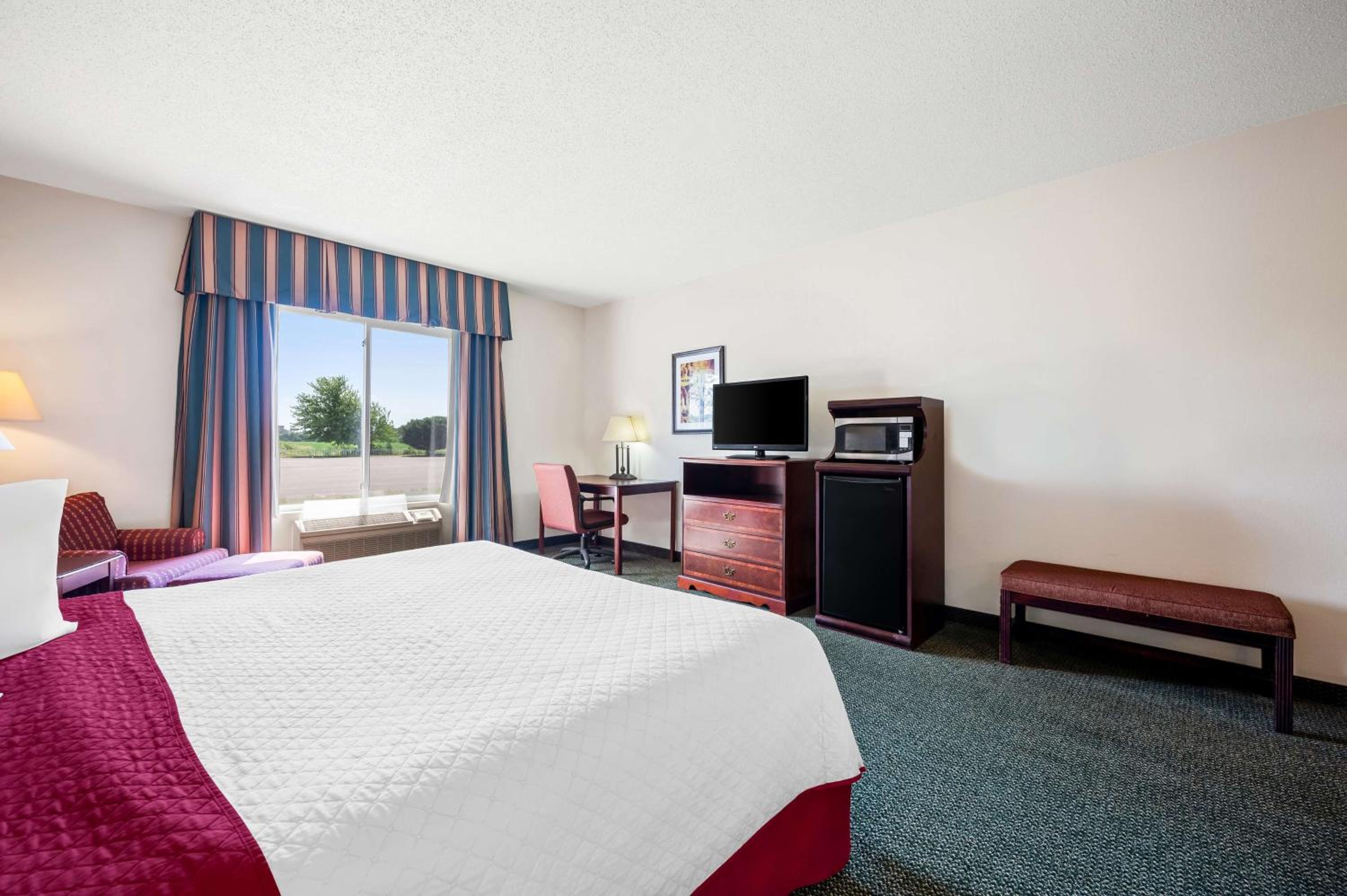 King Room with Roll-in Shower - Disability Access/Non-Smoking photo 2