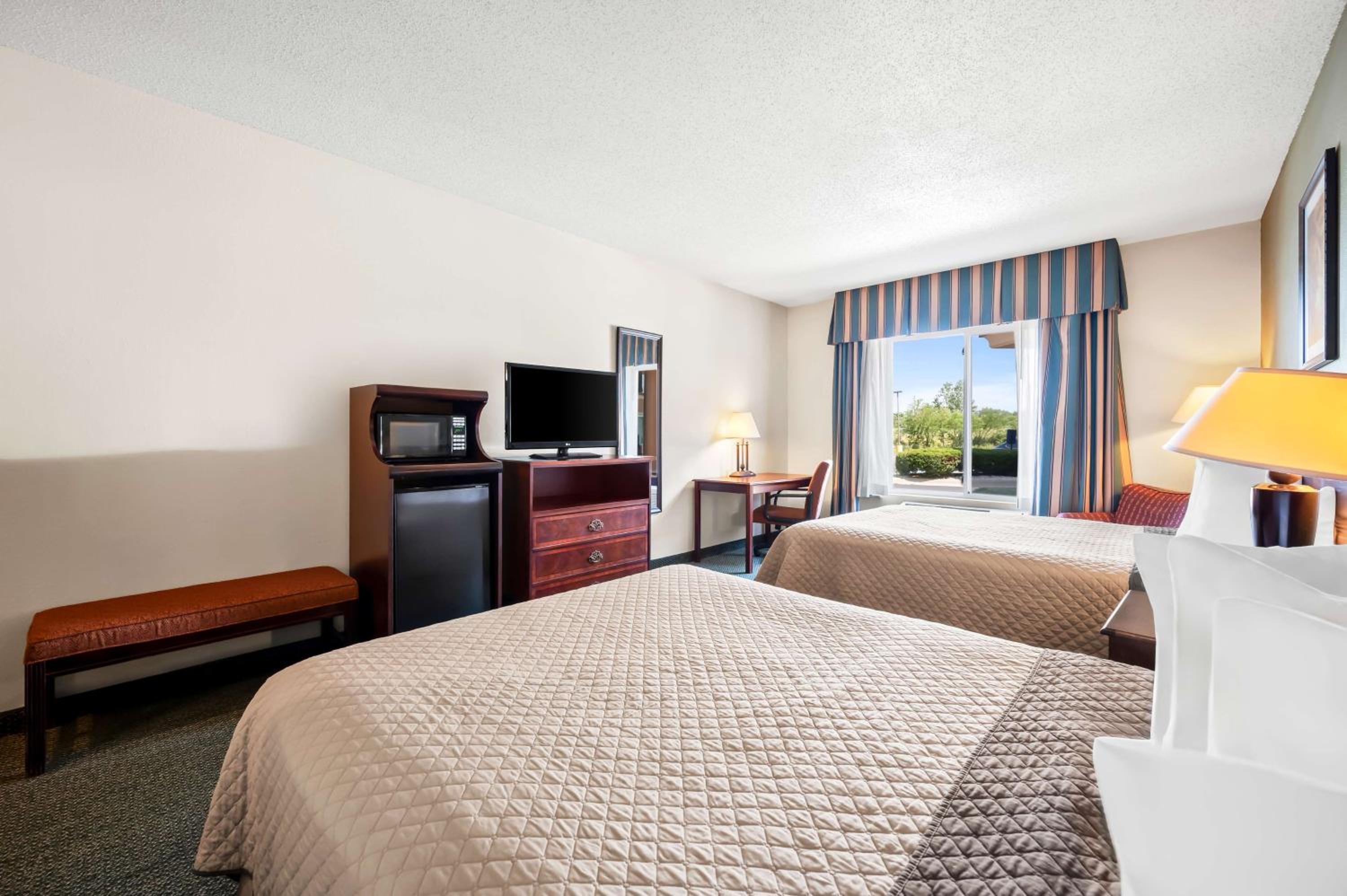 Queen Room With Two Queen Beds - Non-Smoking photo 3