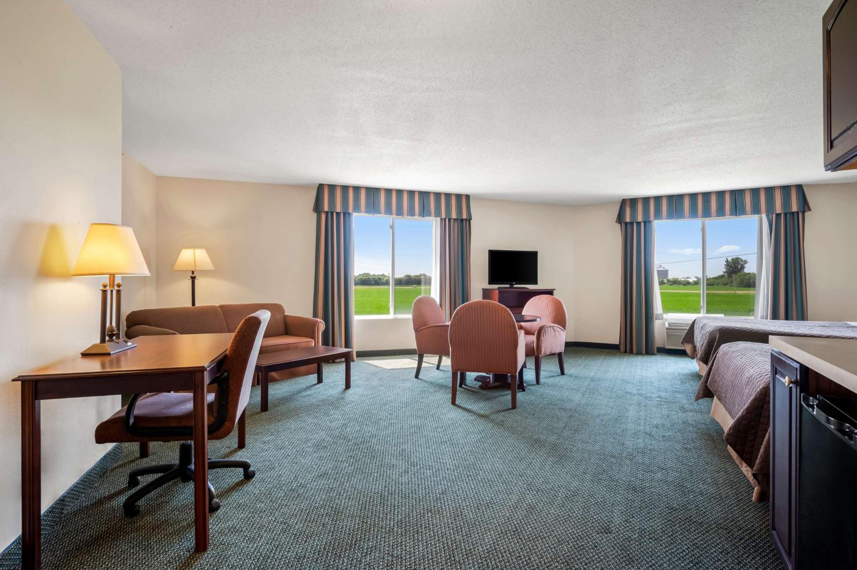 Queen Junior Suite with Two Queen Beds and Sofa Bed - Non-Smoking photo 3