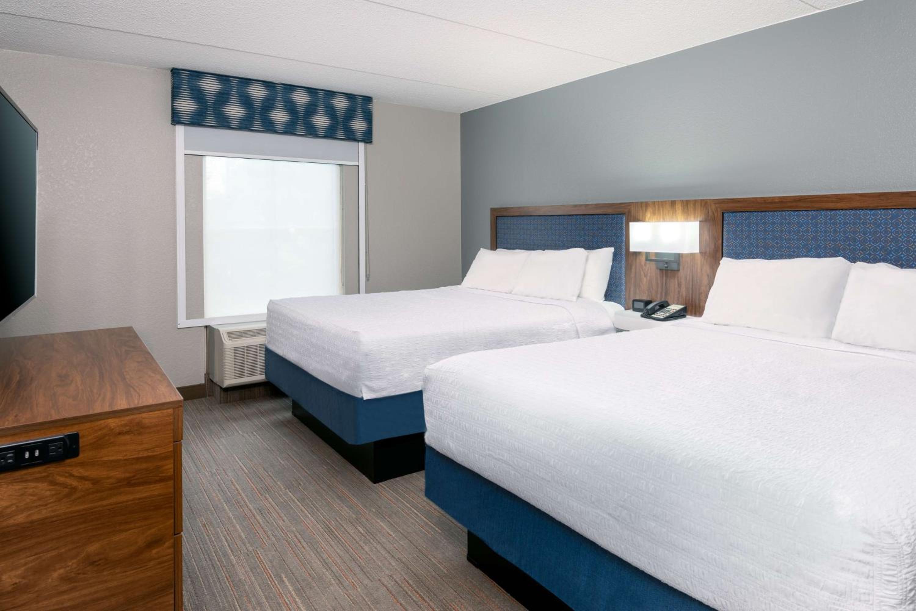 One-Bedroom Queen Suite with Kitchen - Non-Smoking - Photo 2