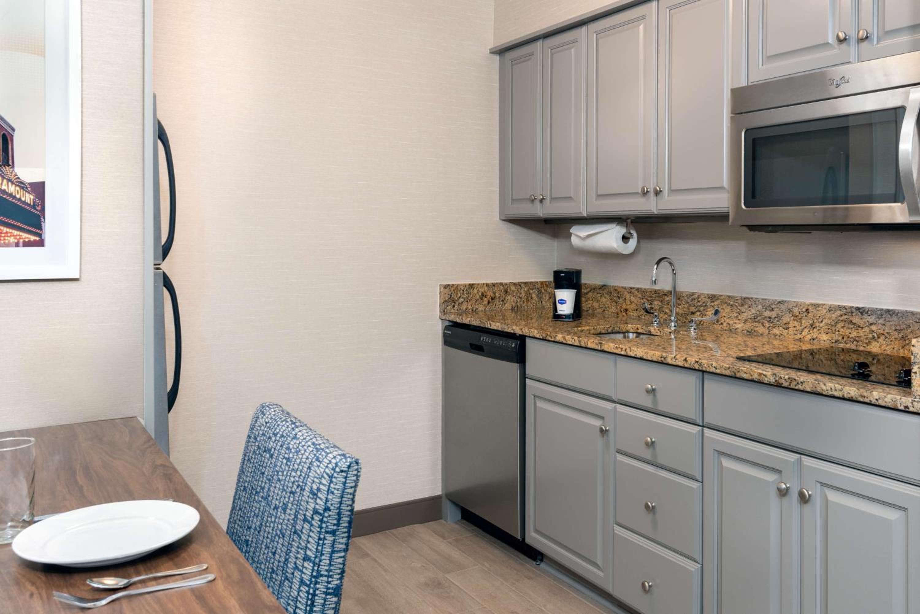 One-Bedroom Queen Suite with Kitchen - Non-Smoking - Photo 5