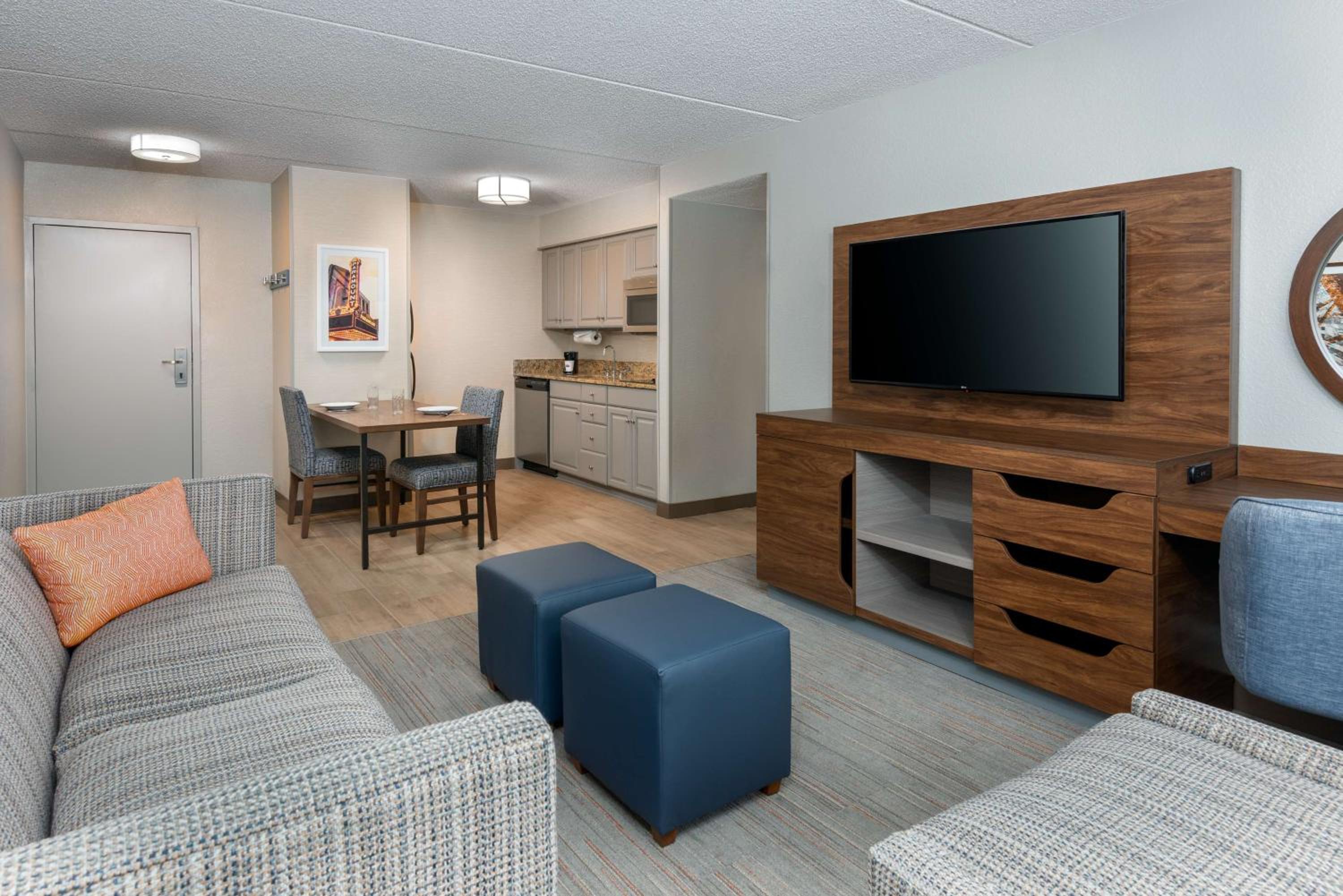 Queen Room with Two Queen Beds (4 Adults) - Photo 3