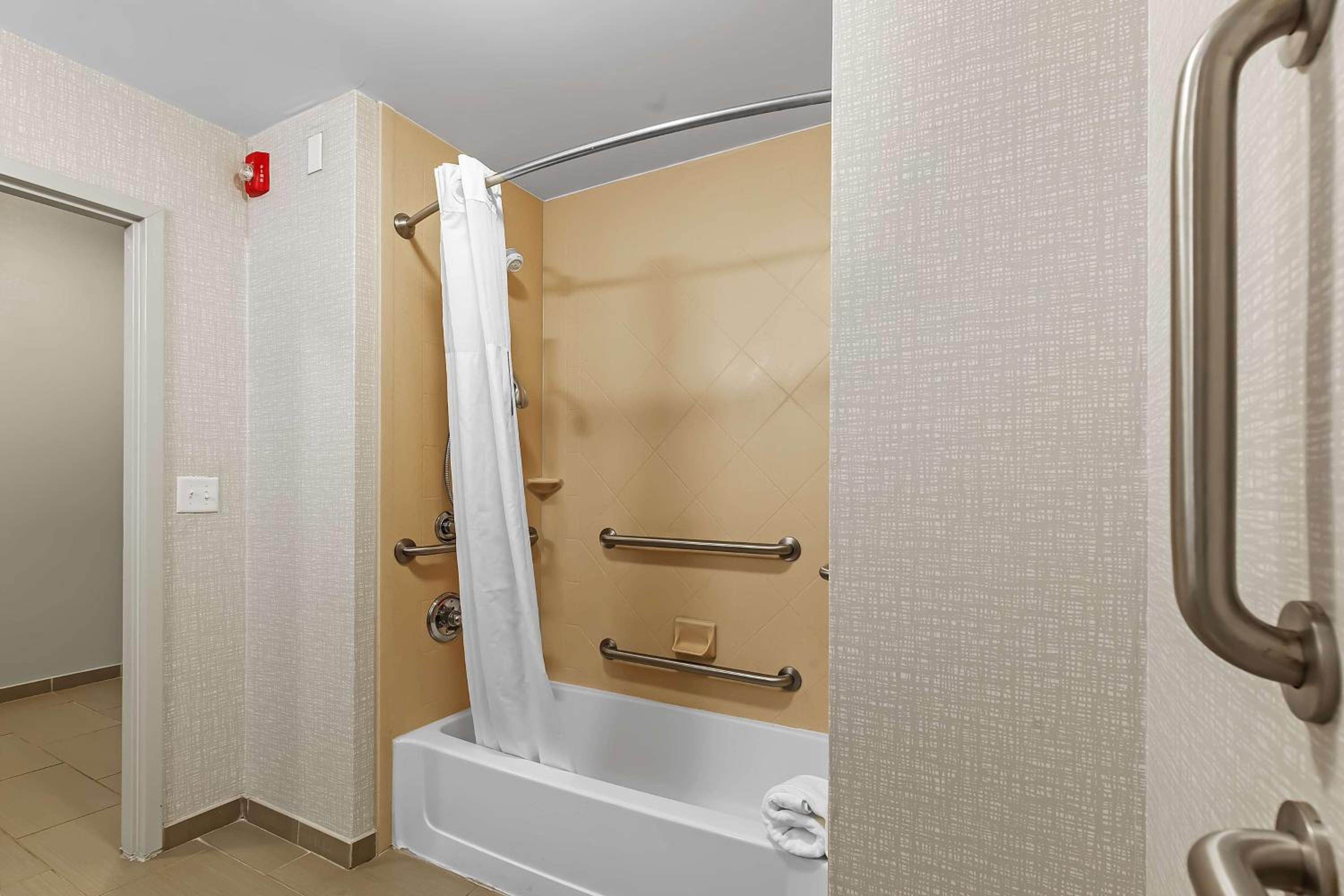 Queen Room with Two Queen Beds - Mobility and Hearing Access/Non-Smoking - Photo 3