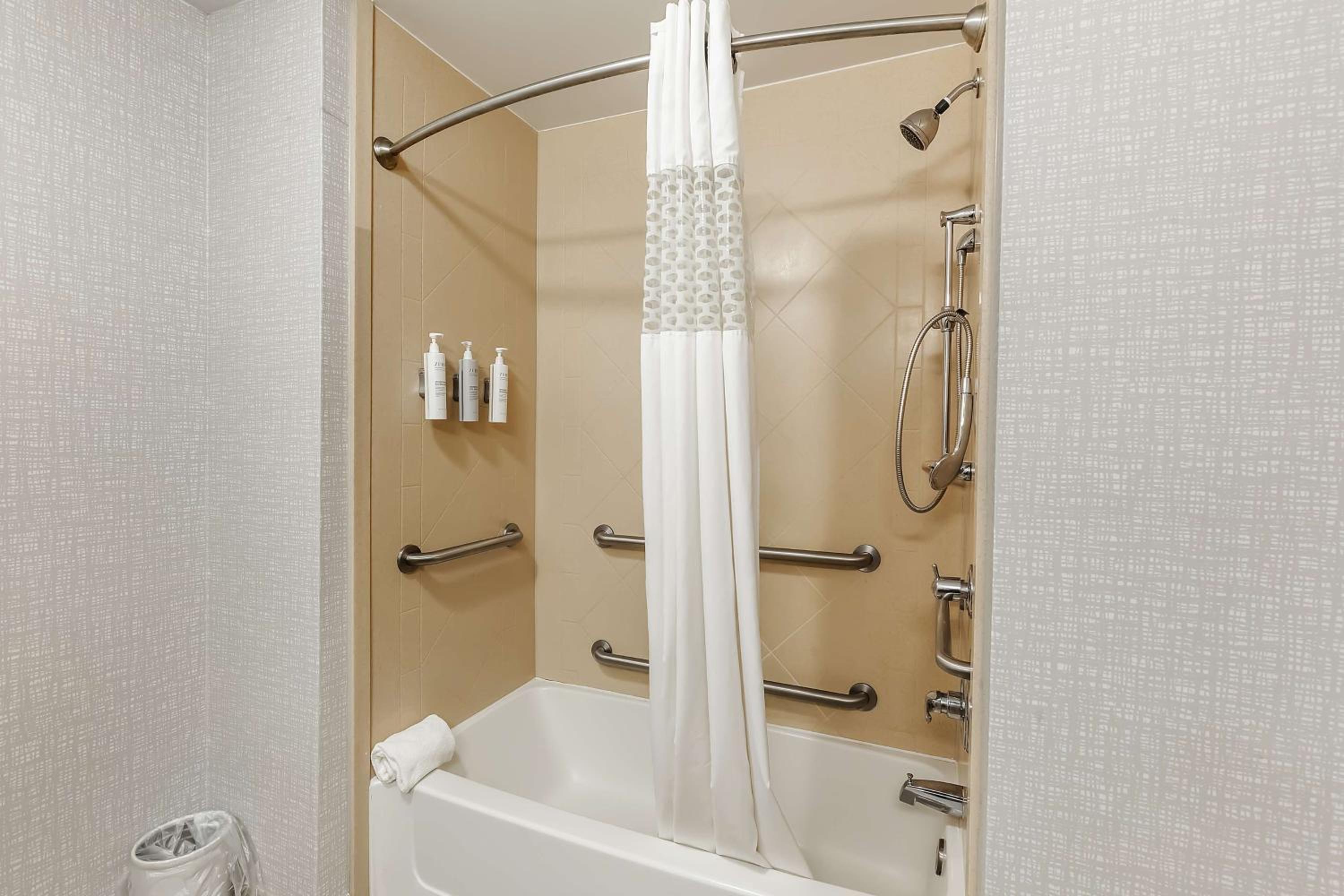 Queen Room with Two Queen Beds - Mobility and Hearing Access/Non-Smoking - Photo 4