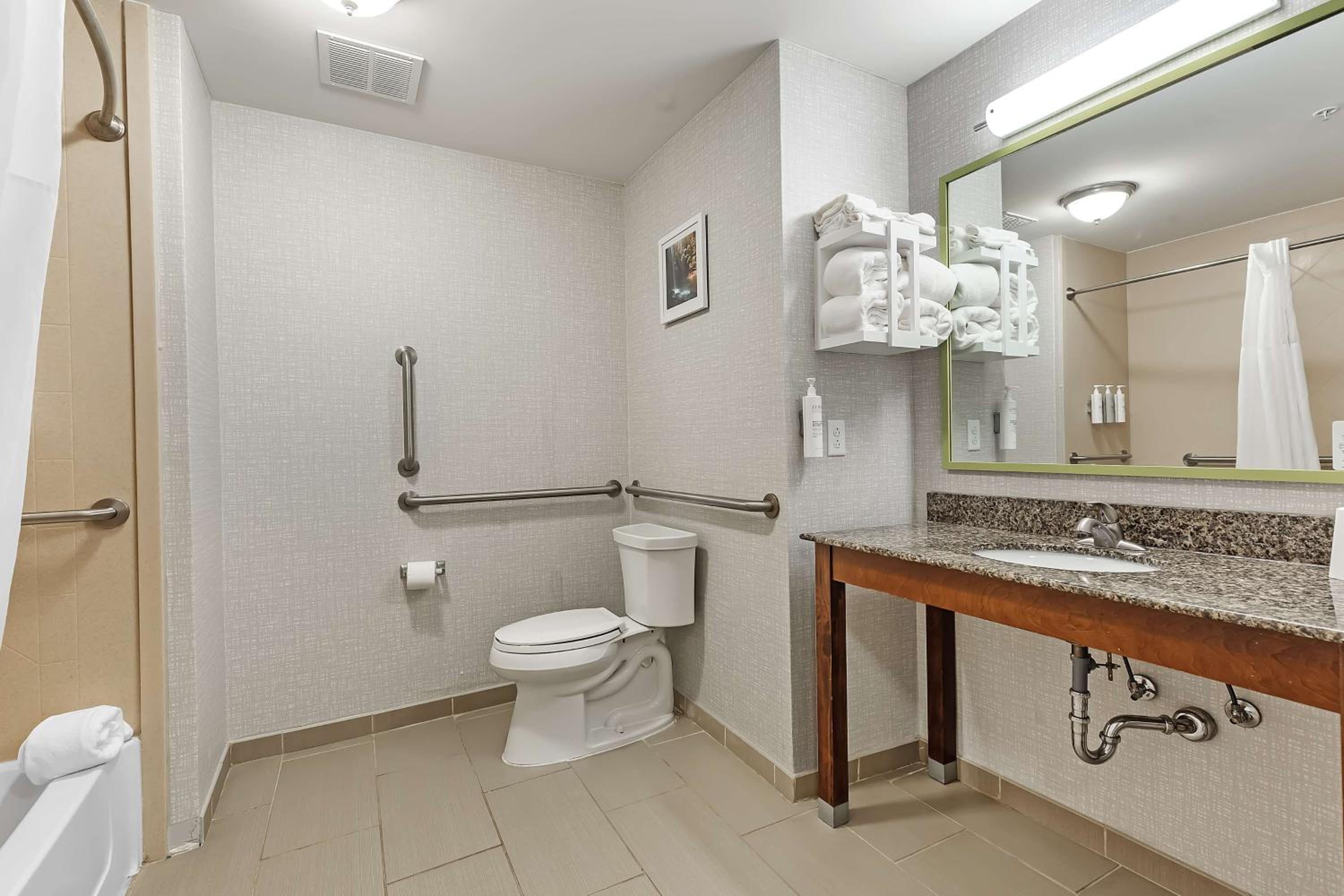 Room with Two Queen Beds - Non-Smoking - Photo 2