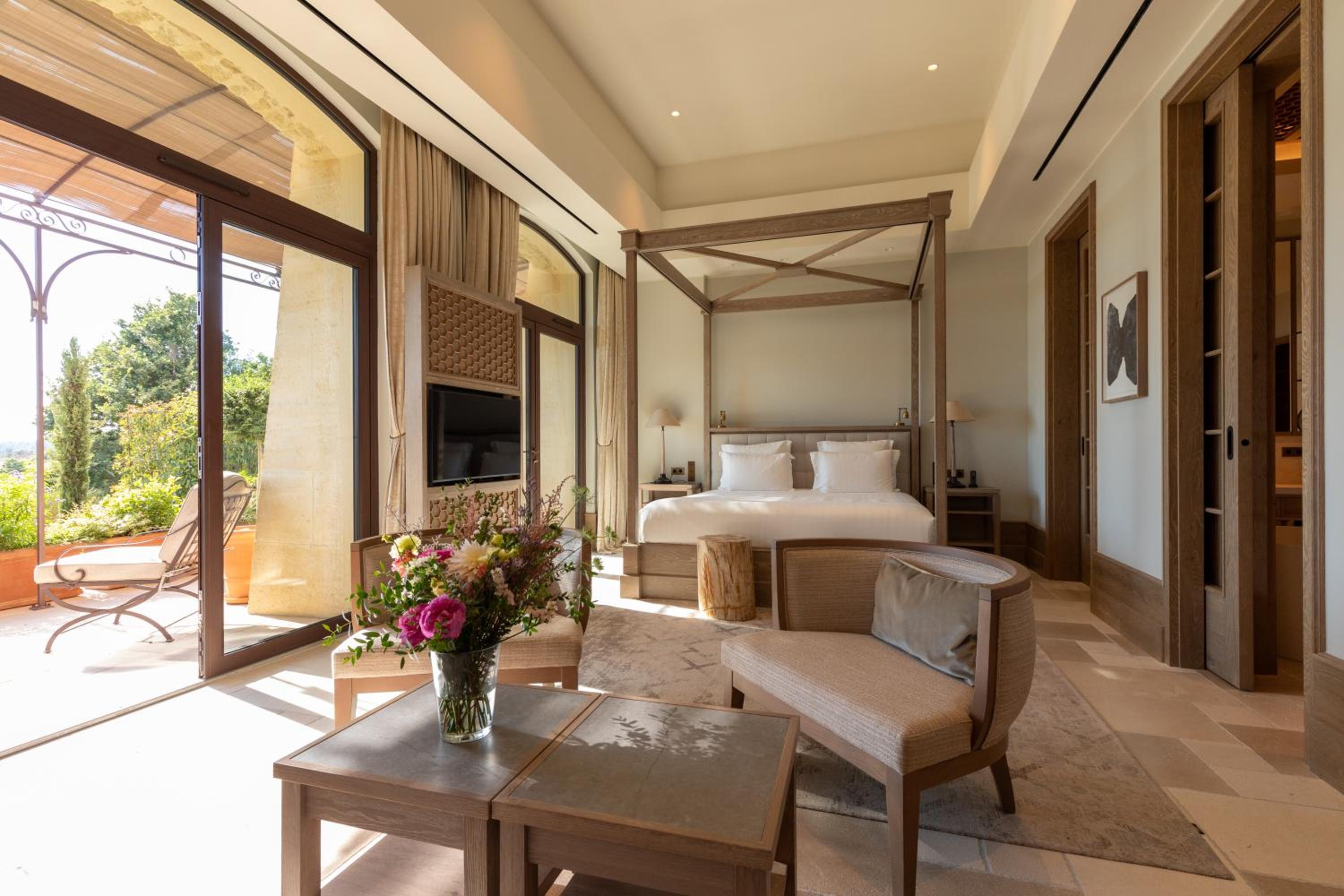 Suite with Hot Tub - Photo 4