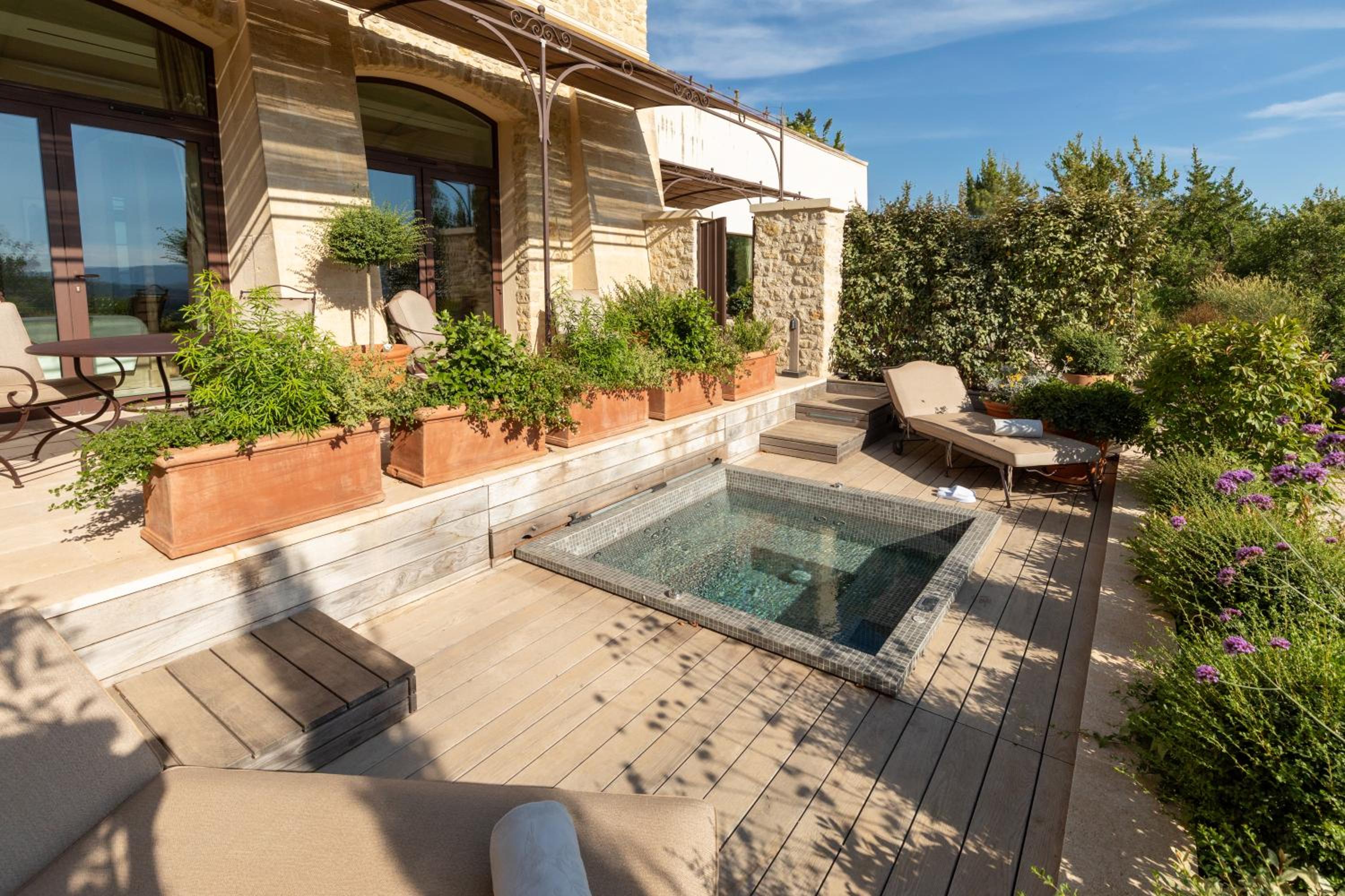 Suite with Hot Tub - Photo 8