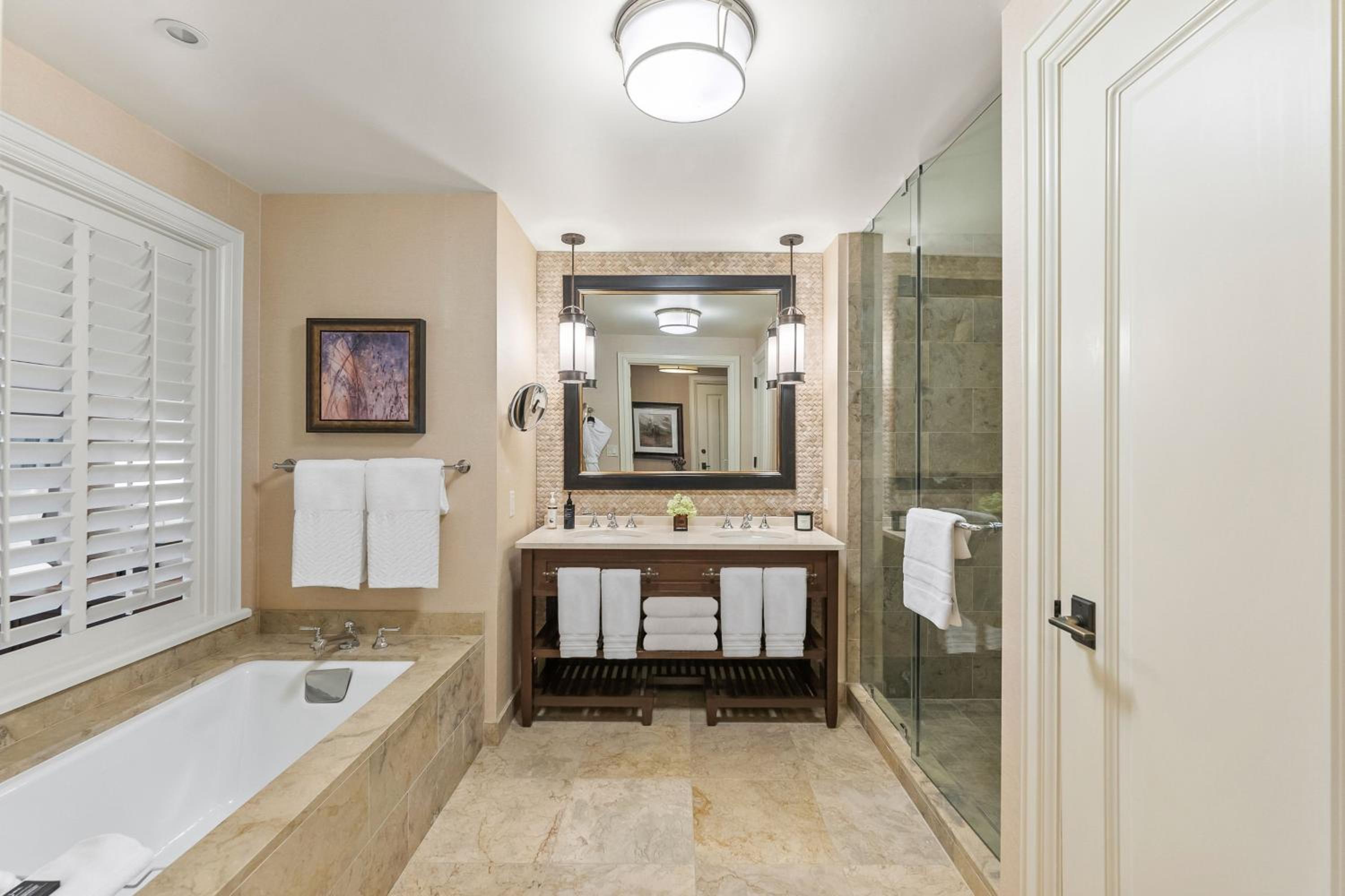 Deluxe Guest room, 1 King, Valley view - Photo 4