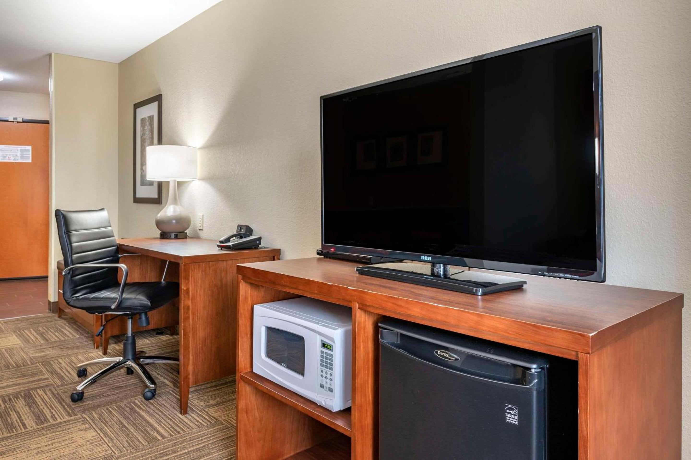 King Suite - Non-Smoking - Photo 4