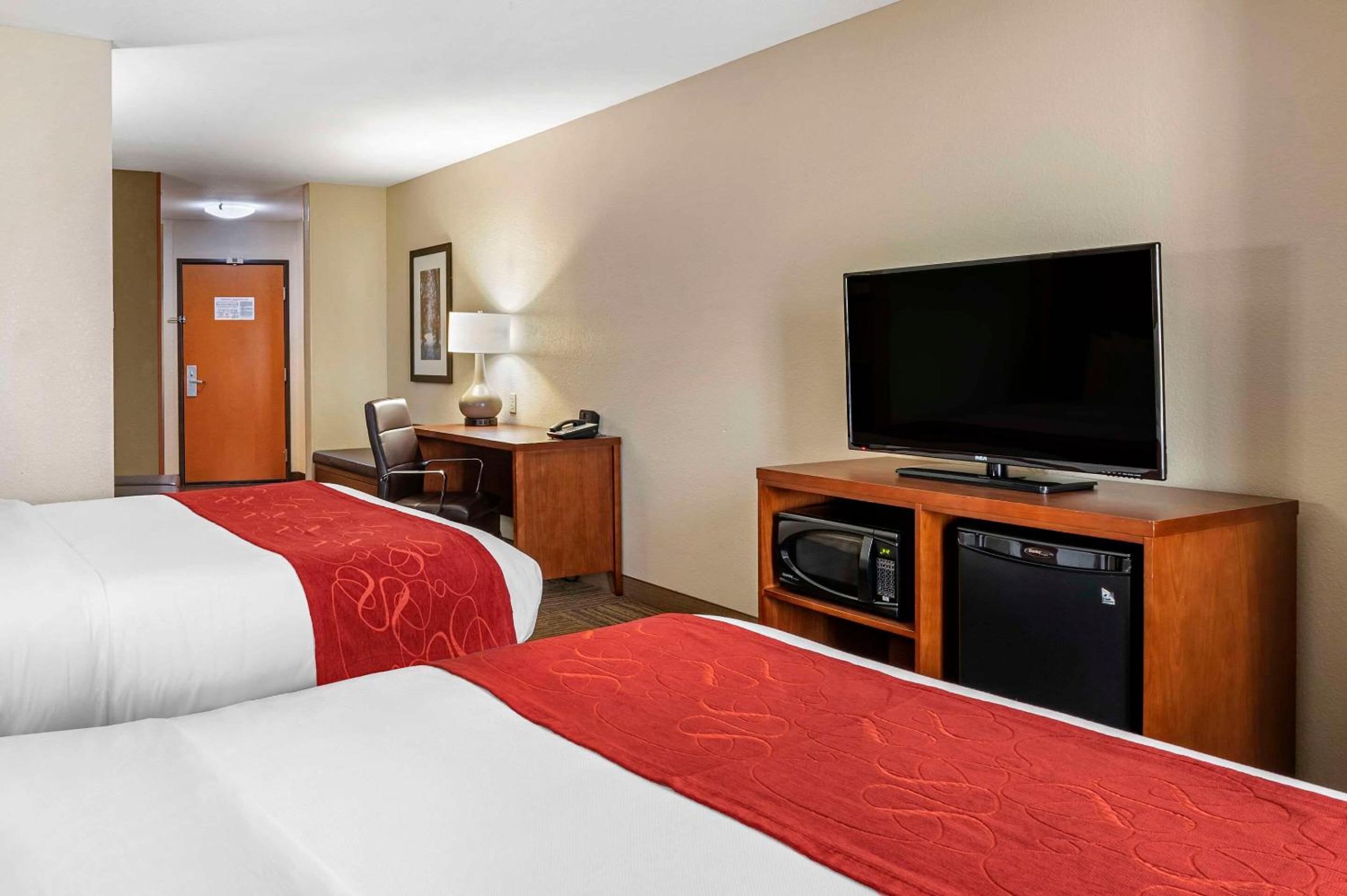 Queen Suite with Two Queen Beds - Non-Smoking - Photo 3