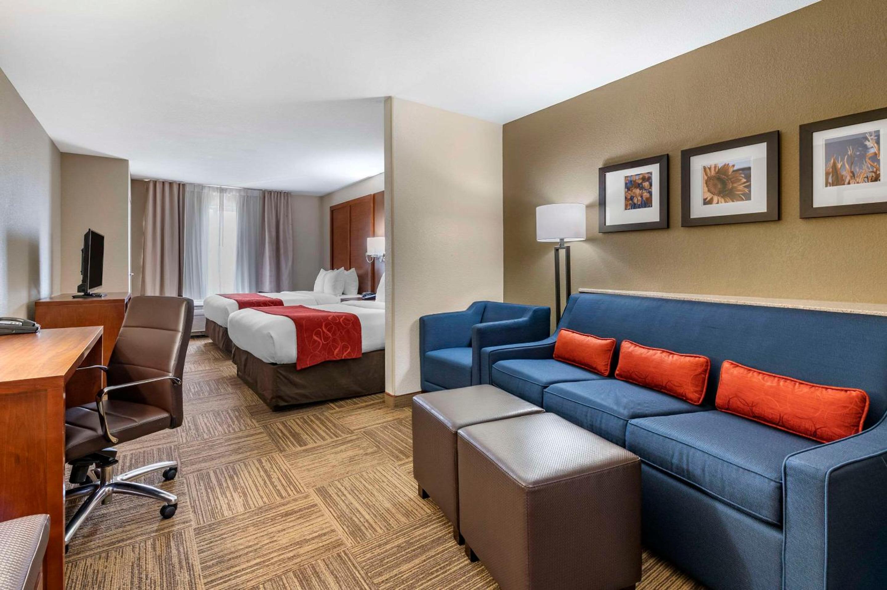 Queen Suite with Two Queen Beds - Non-Smoking - Photo 4
