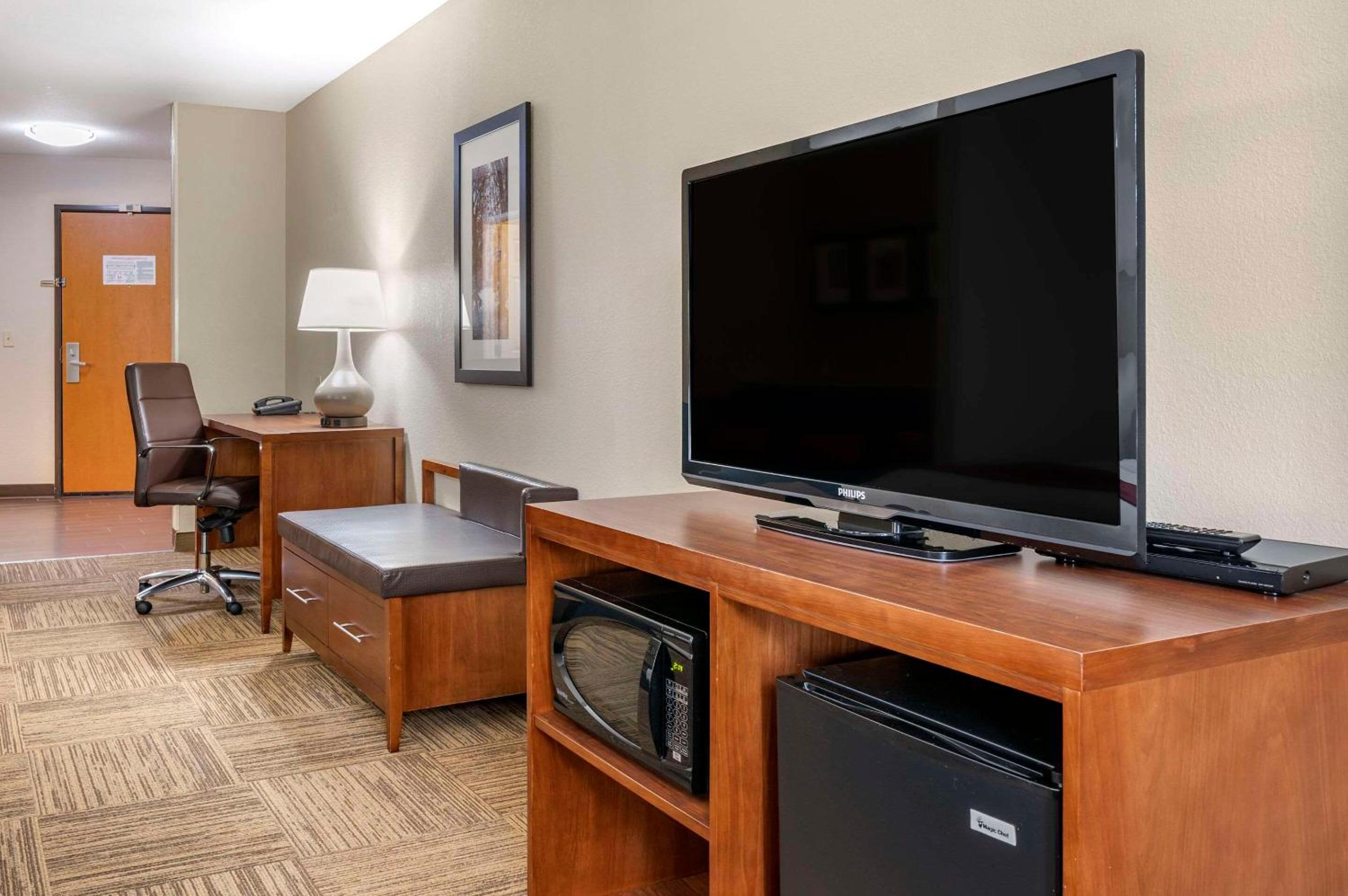 Superior Queen Suite with Two Queen Beds - Non-Smoking - Photo 6