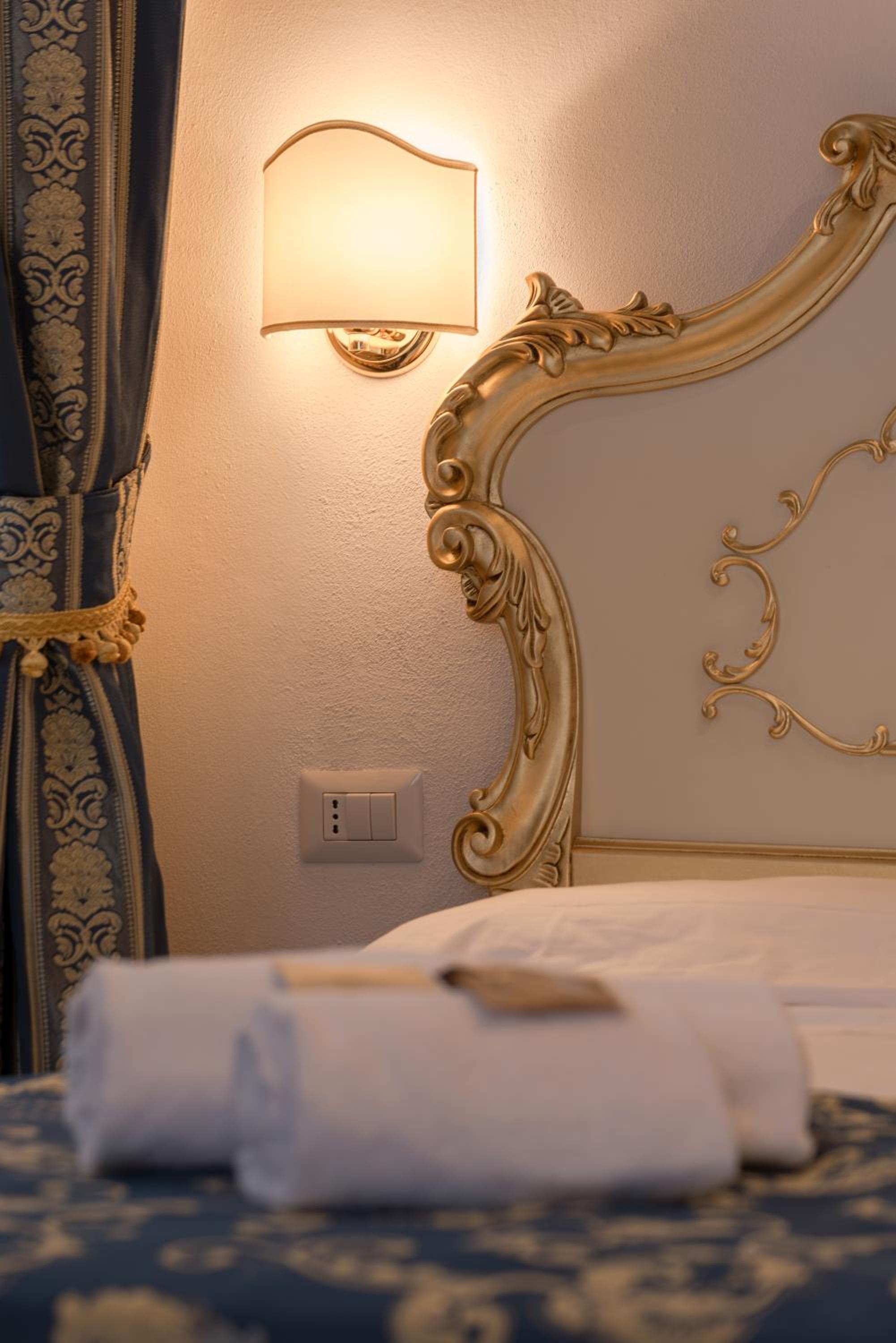 Queen Room photo 2
